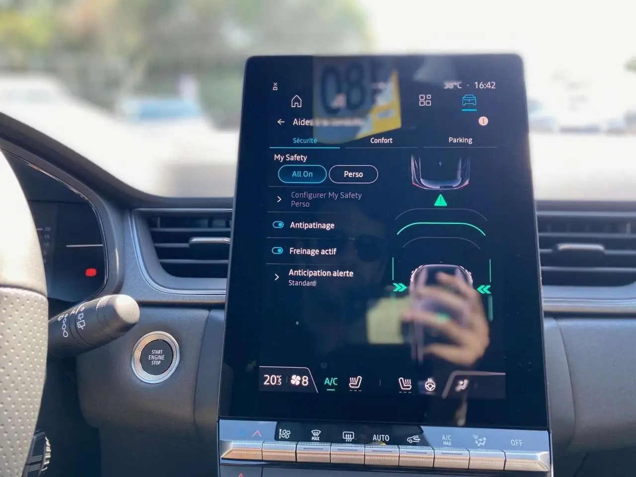 Tableau de bord numérique 10 pouces du Renault Captur 2025 avec écran tactile central et commandes climatisation visibles