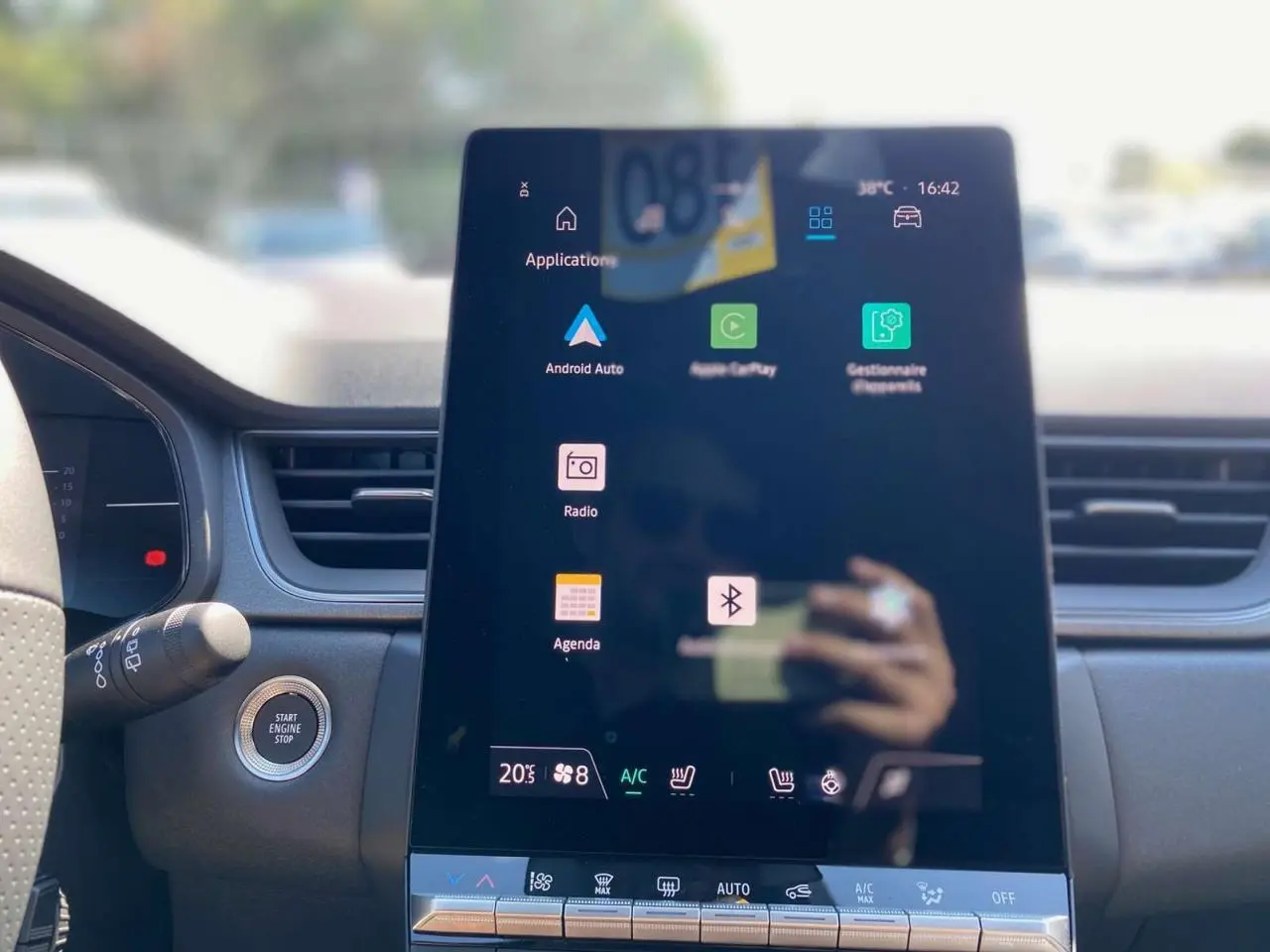 Vue rapprochée de l'écran tactile central vertical du tableau de bord du Renault Captur gris Rafale avec toit noir.