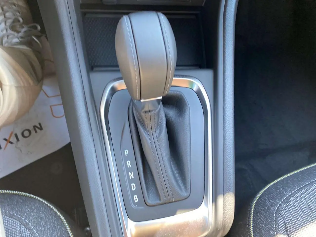 Le levier de vitesses automatique noir du Renault Captur 2025 vu de dessus dans l'habitacle.