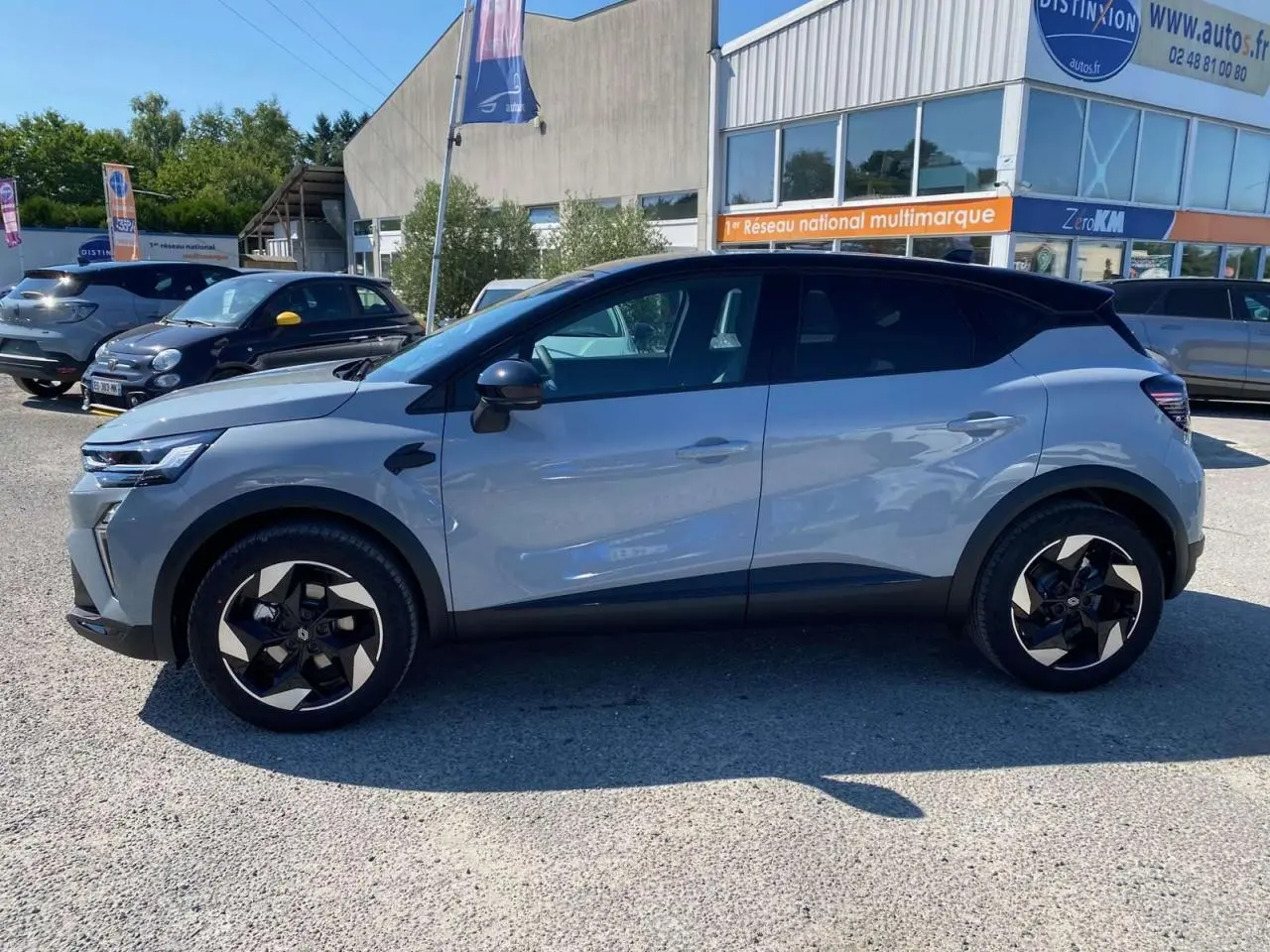 Profil côté gauche du Renault Captur 2025 gris Rafale avec toit noir et jantes aluminium 18 pouces Black Hole.
