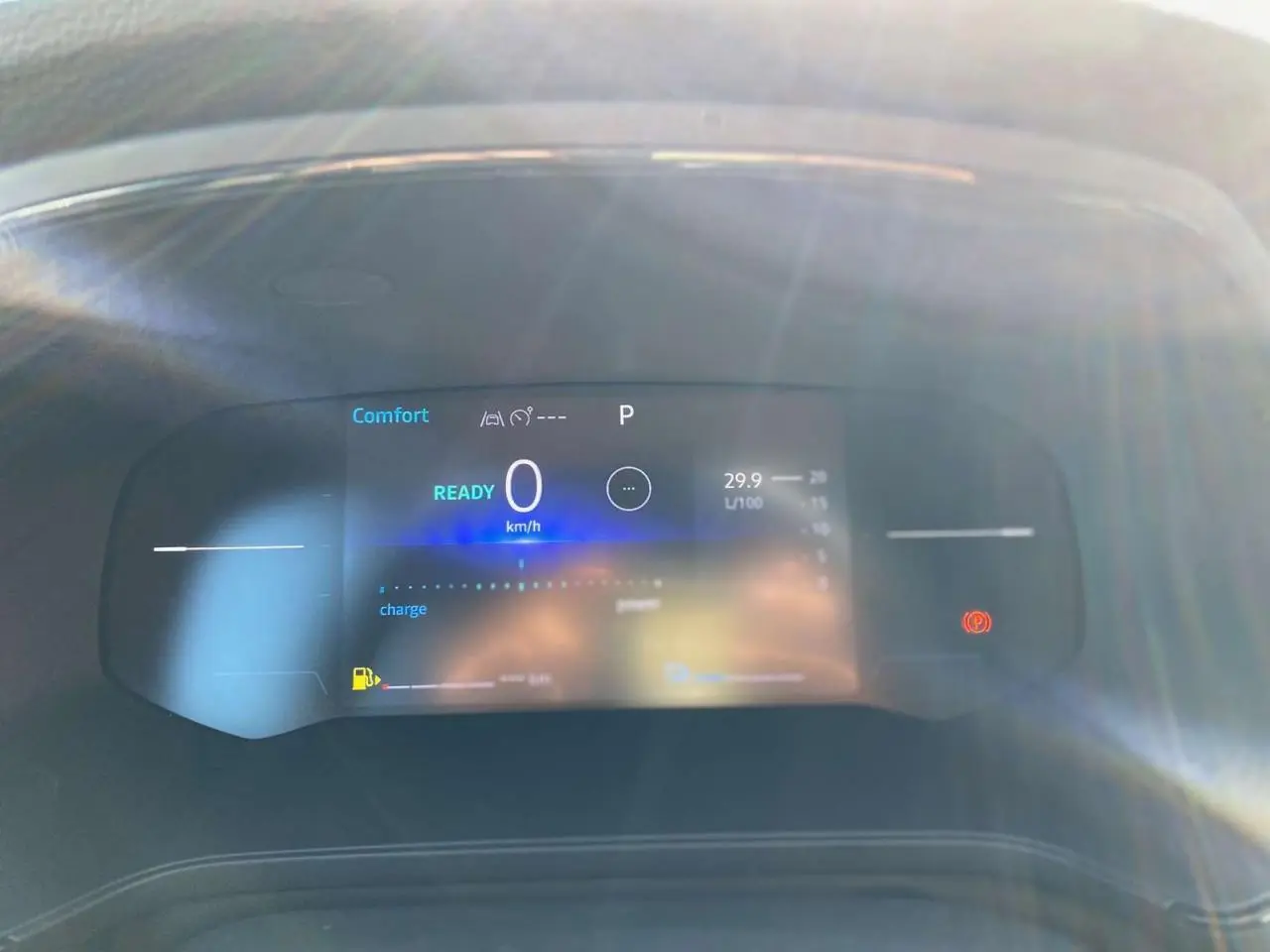 Tableau de bord numérique du Renault Captur 2025 en mode confort, affichant vitesse zéro et indicateurs hybrides.