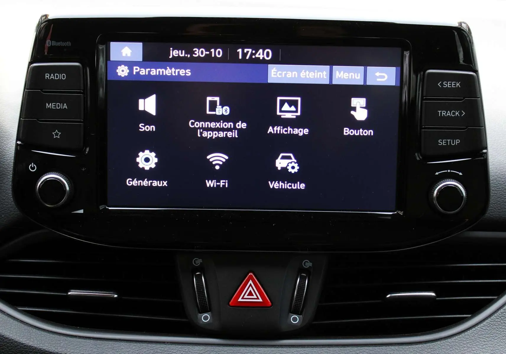 Écran tactile central de la Hyundai i30 SW 2024 affichant les paramètres multimédia et connectivité Bluetooth.