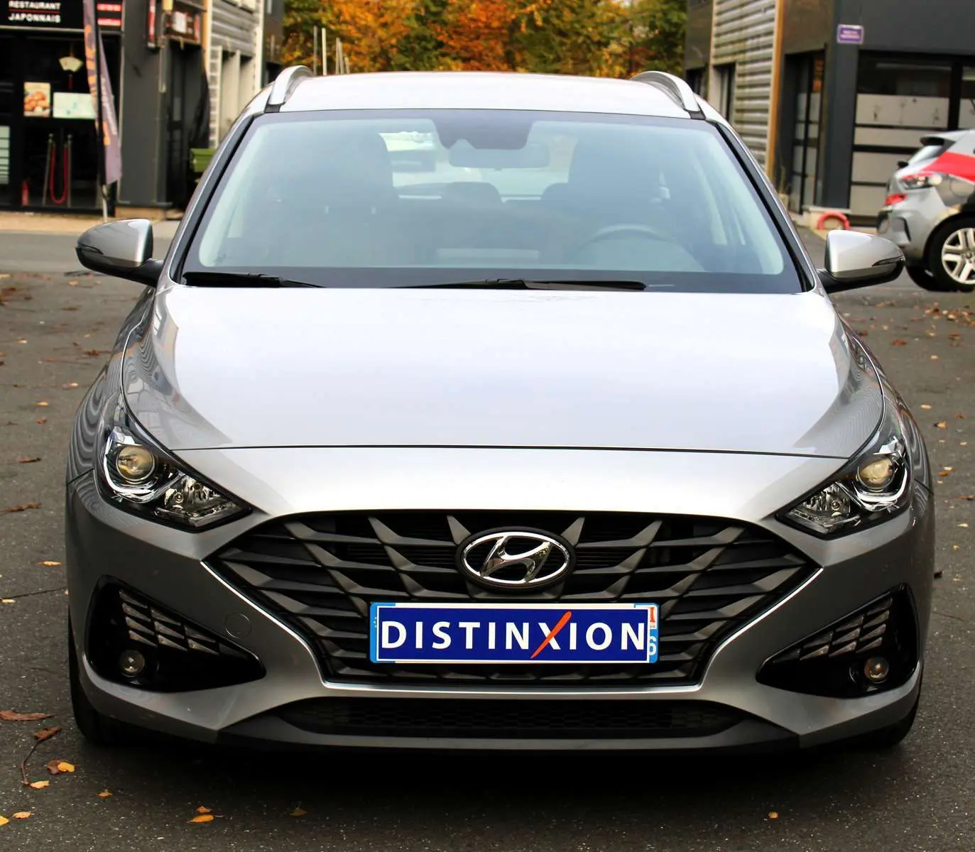 Vue côté gauche des sièges arrière gris et noirs de la Hyundai i30 SW 2024 en Shimmering Silver.