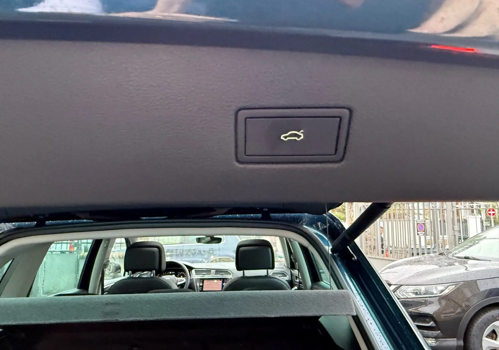 Vue arrière du Volkswagen Tiguan 2022 bleu Night Shade avec hayon ouvert et intérieur visible depuis le coffre.