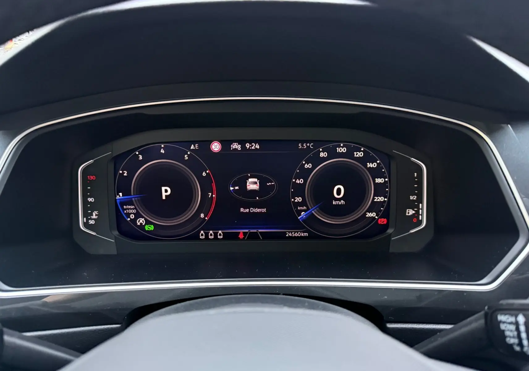 Tableau de bord numérique du Volkswagen Tiguan 2022 affichant la vitesse, le régime moteur et la navigation Rue Diderot.