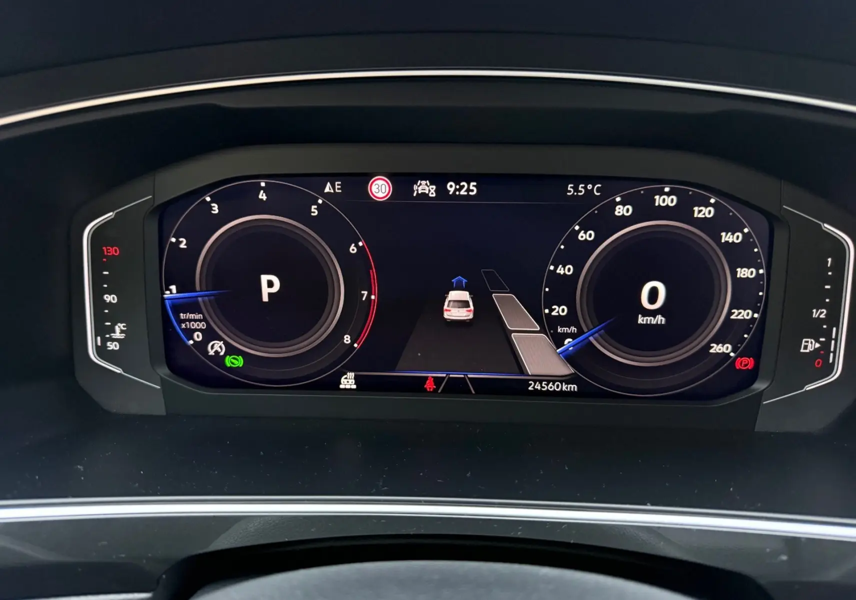 Affichage numérique du tableau de bord du Volkswagen Tiguan 2022, indiquant la vitesse à 0 km/h et la boîte en position parking.