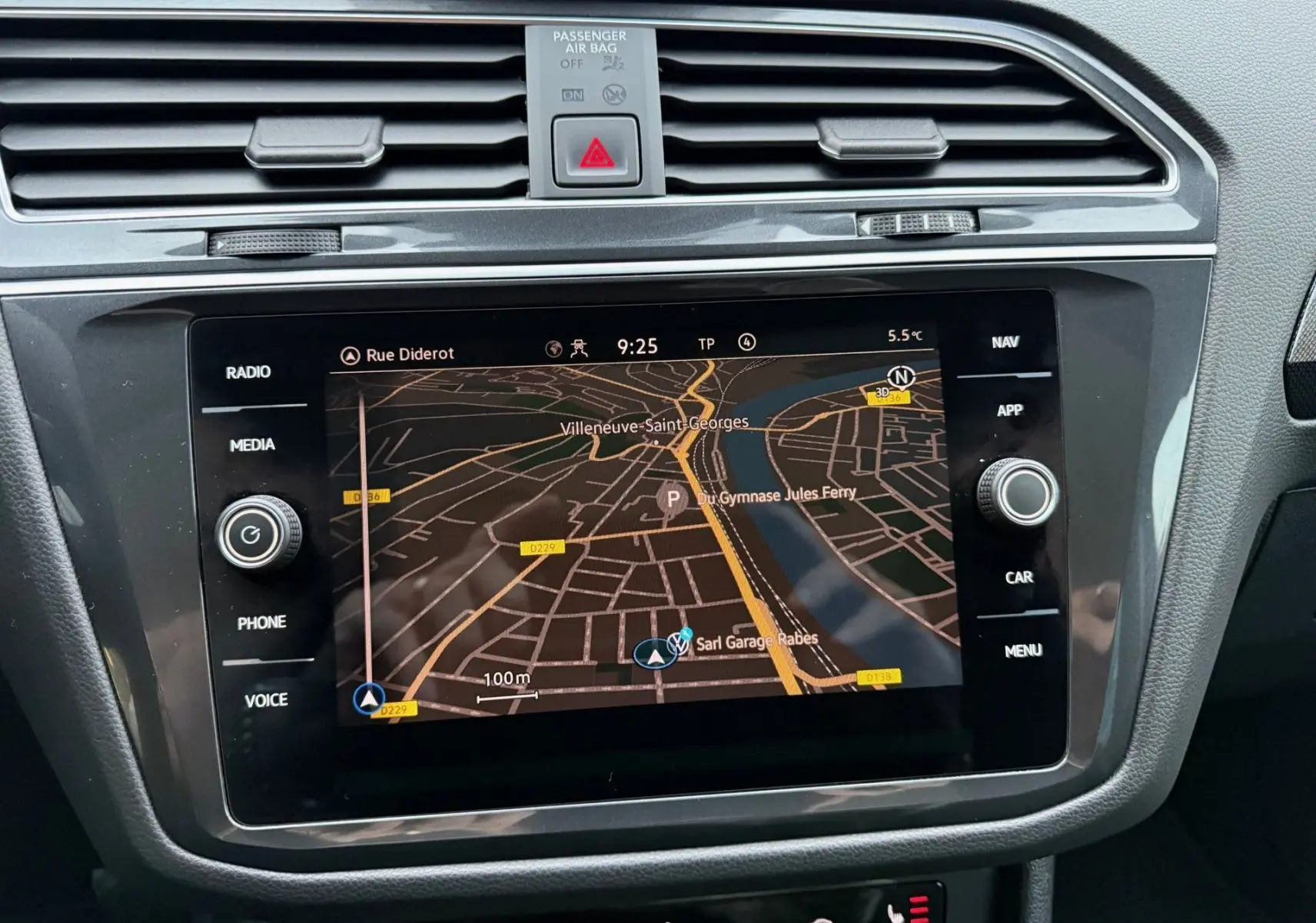 Écran tactile du système de navigation du Volkswagen Tiguan 2022, affichant une carte détaillée en intérieur noir.