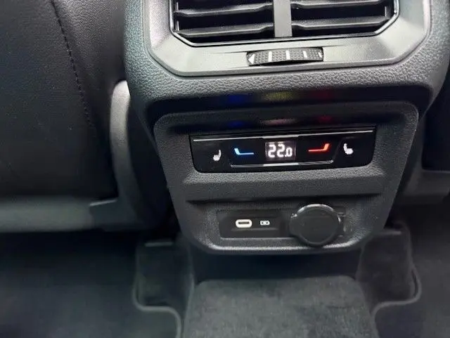 Détail de la console arrière du Volkswagen Tiguan 2022, avec commandes de chauffage des sièges et port USB visible.
