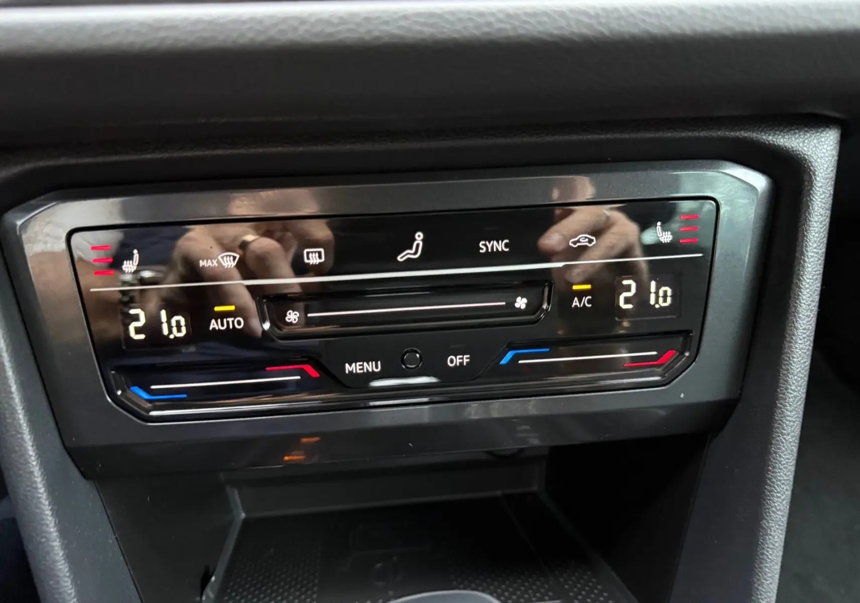 Panneau de contrôle de la climatisation digitale du Volkswagen Tiguan 2022 avec réglages à 21°C et sièges chauffants activés.