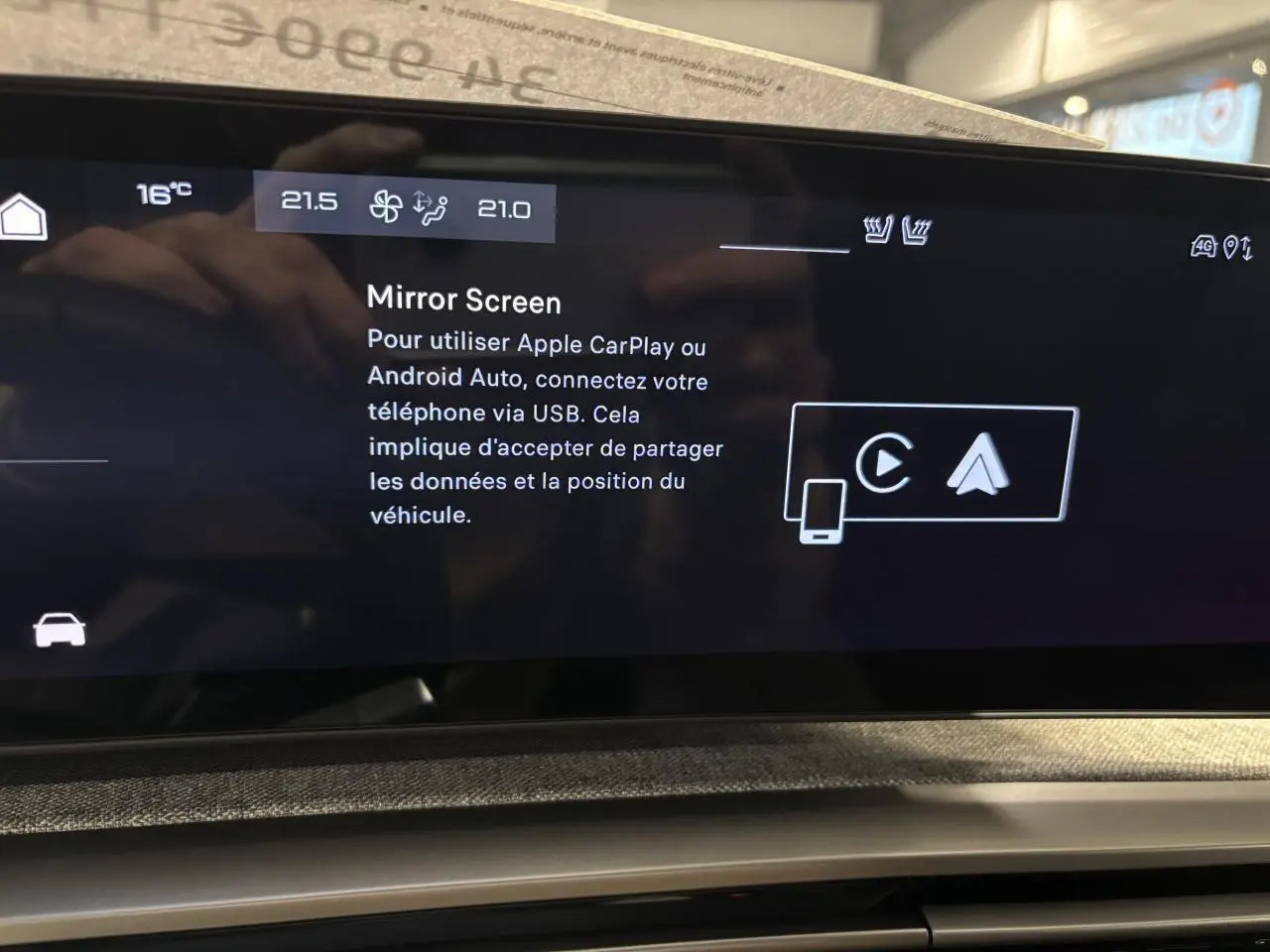 Écran tactile intérieur du Peugeot 3008 Hybrid 2025 affichant la fonction Mirror Screen.