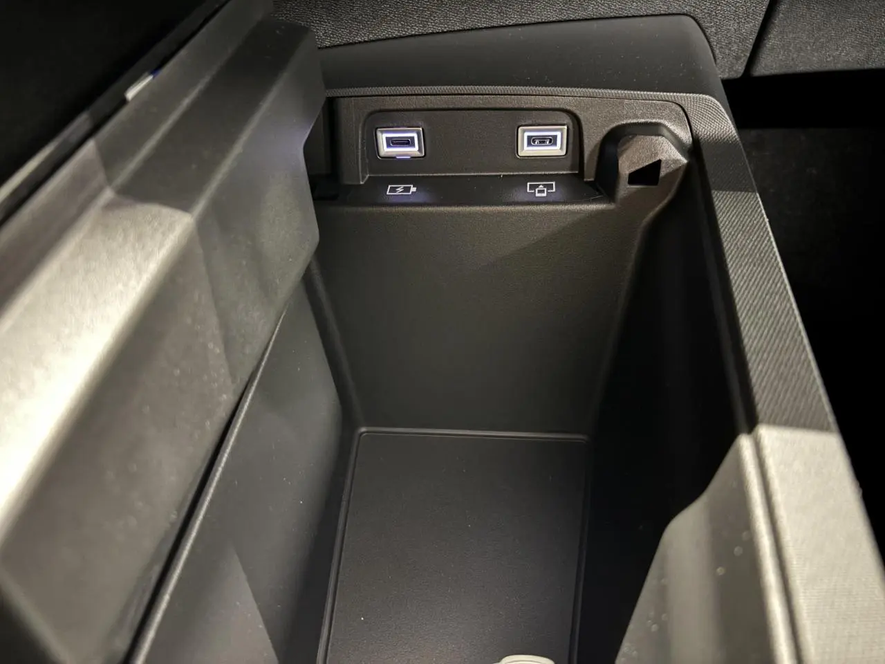 Gros plan sur la console centrale du Peugeot 3008 GT 2025 montrant deux prises USB-C intégrées.