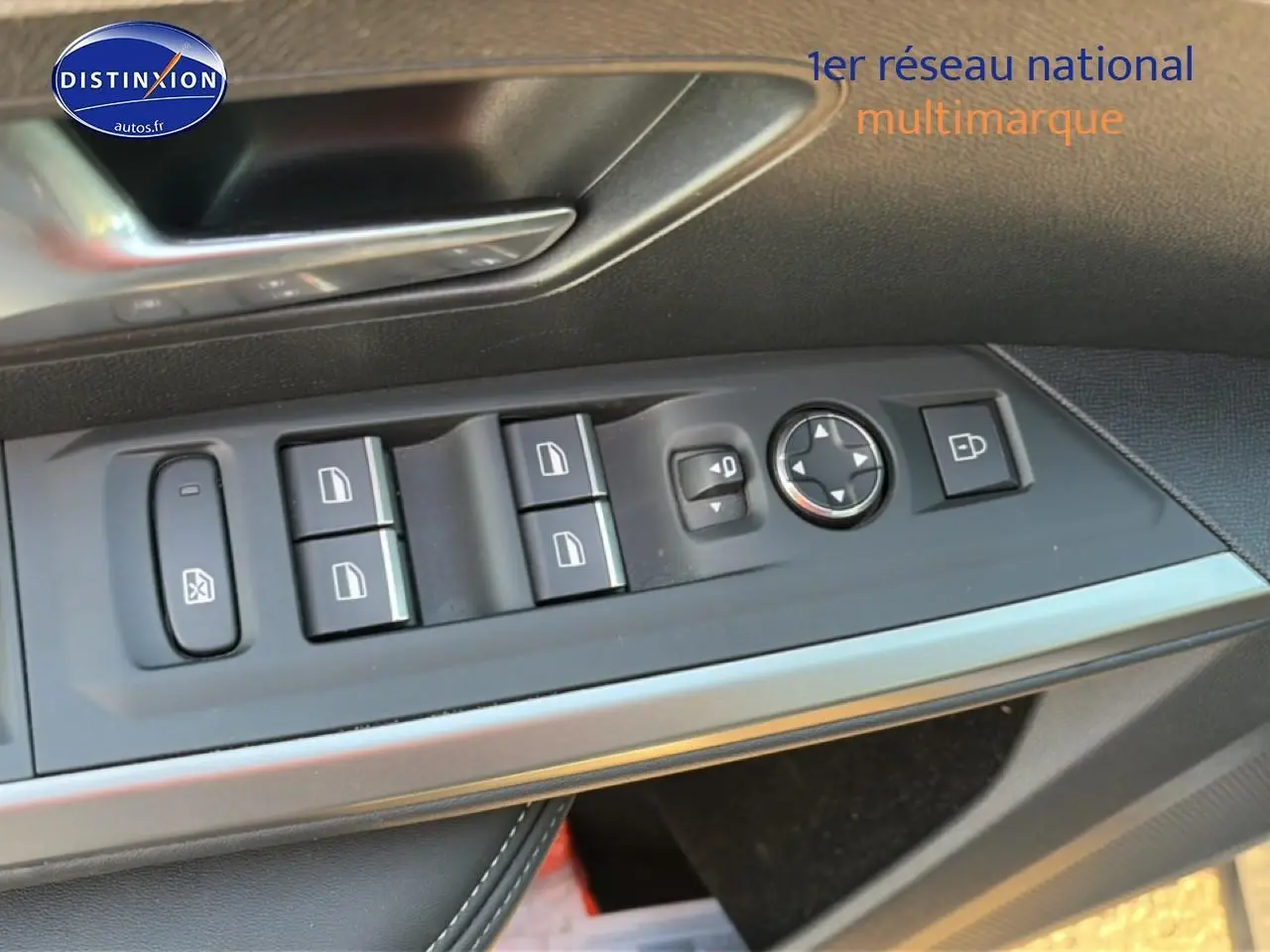 Gros plan sur les commandes des vitres électriques et rétroviseurs côté conducteur d’un Peugeot 3008 gris 2025.