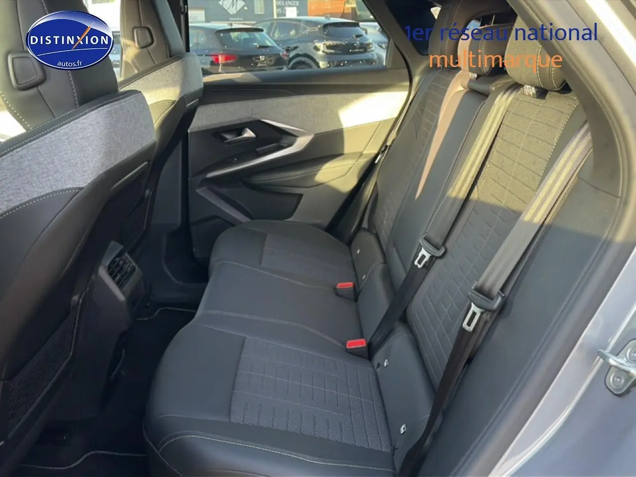 Vue intérieure côté droit des sièges arrière gris du Peugeot 3008 1.2 hybrid 145 GT e-DCS6 2025 avec ceintures et appuis-tête.