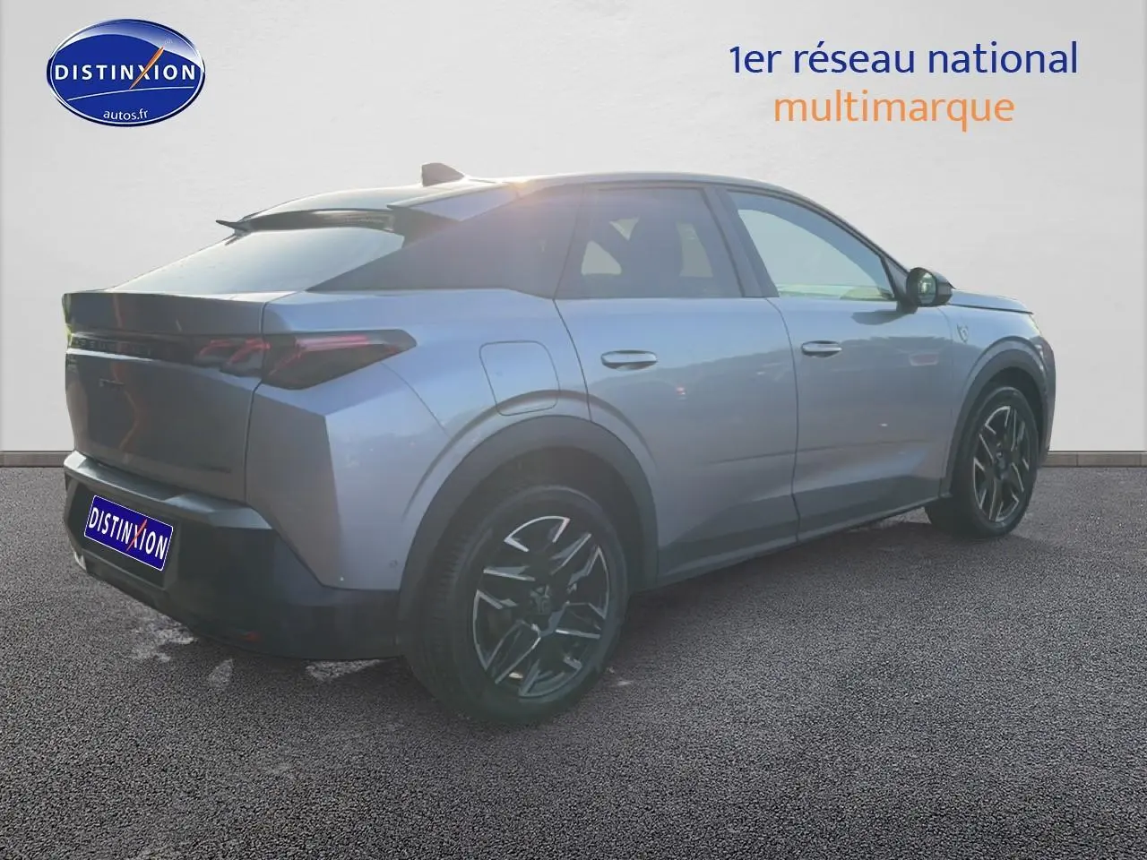 Peugeot 3008 gris en 3/4 arrière droit, avec jantes alliage et becquet arrière visible.