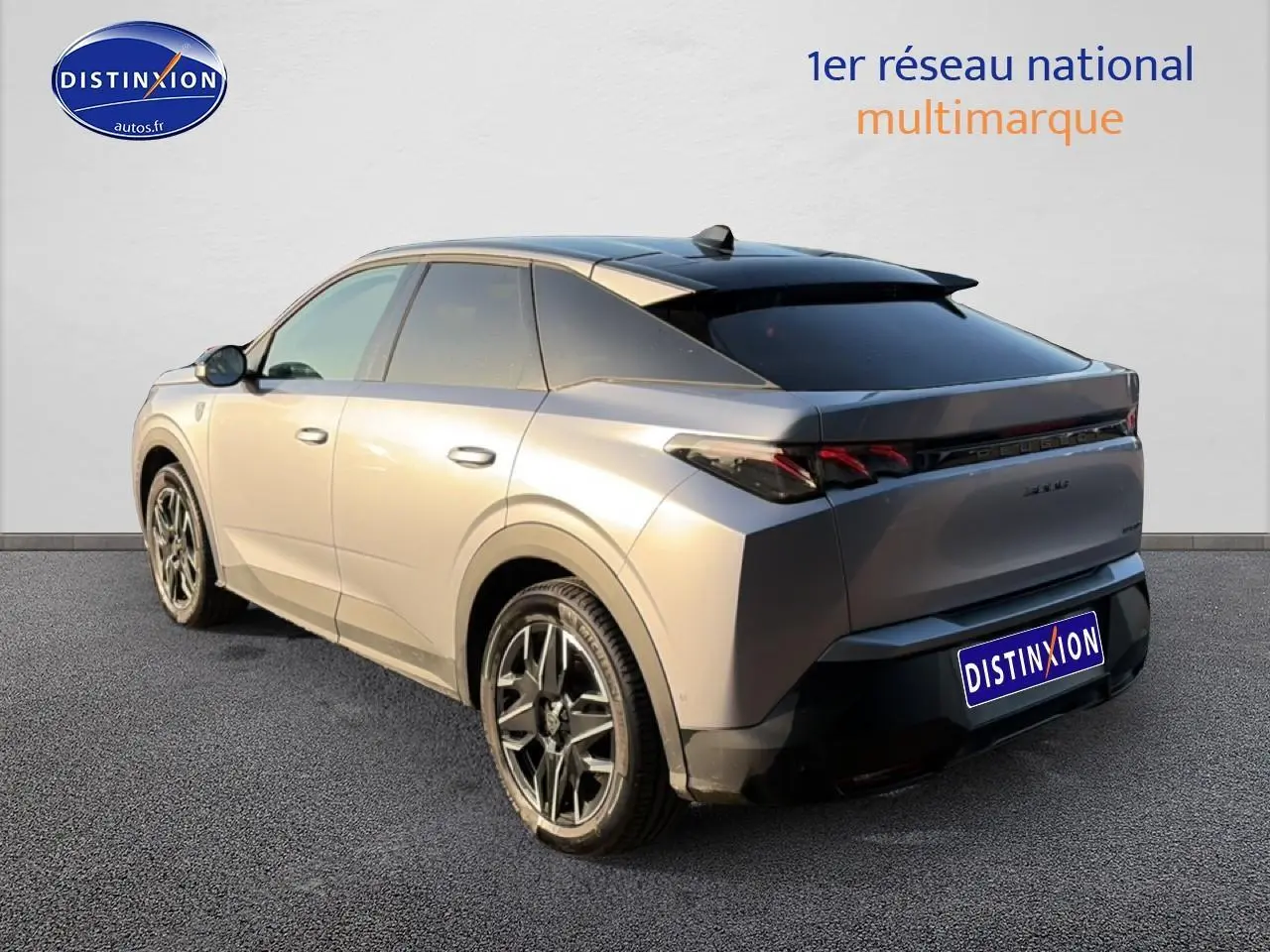 Vue 3/4 arrière droite d'un Peugeot 3008 gris 2025 avec jantes alu et vitres surteintées.