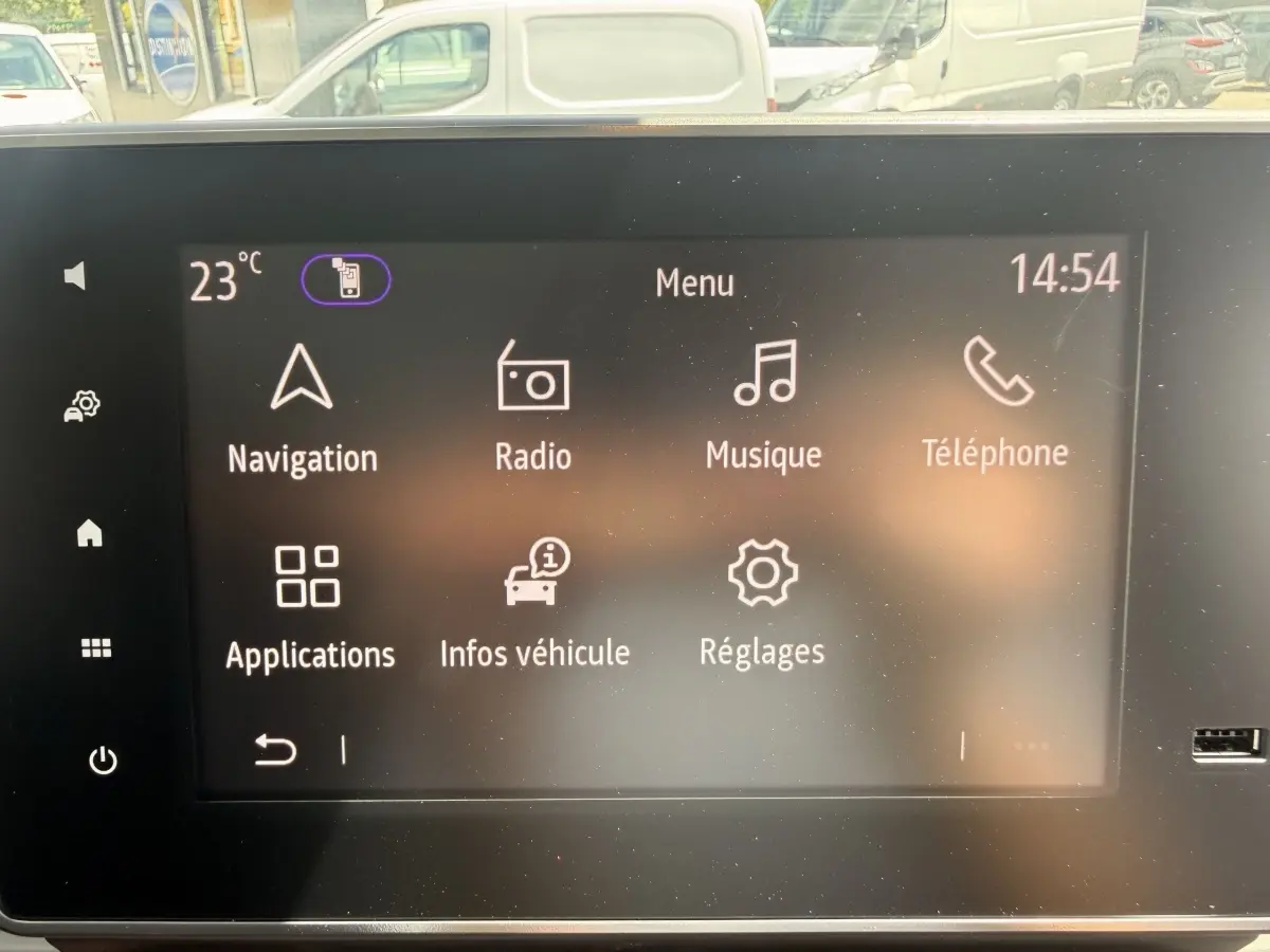 Écran tactile central du tableau de bord du Renault Trafic Fourgon blanc, affichant le menu principal.