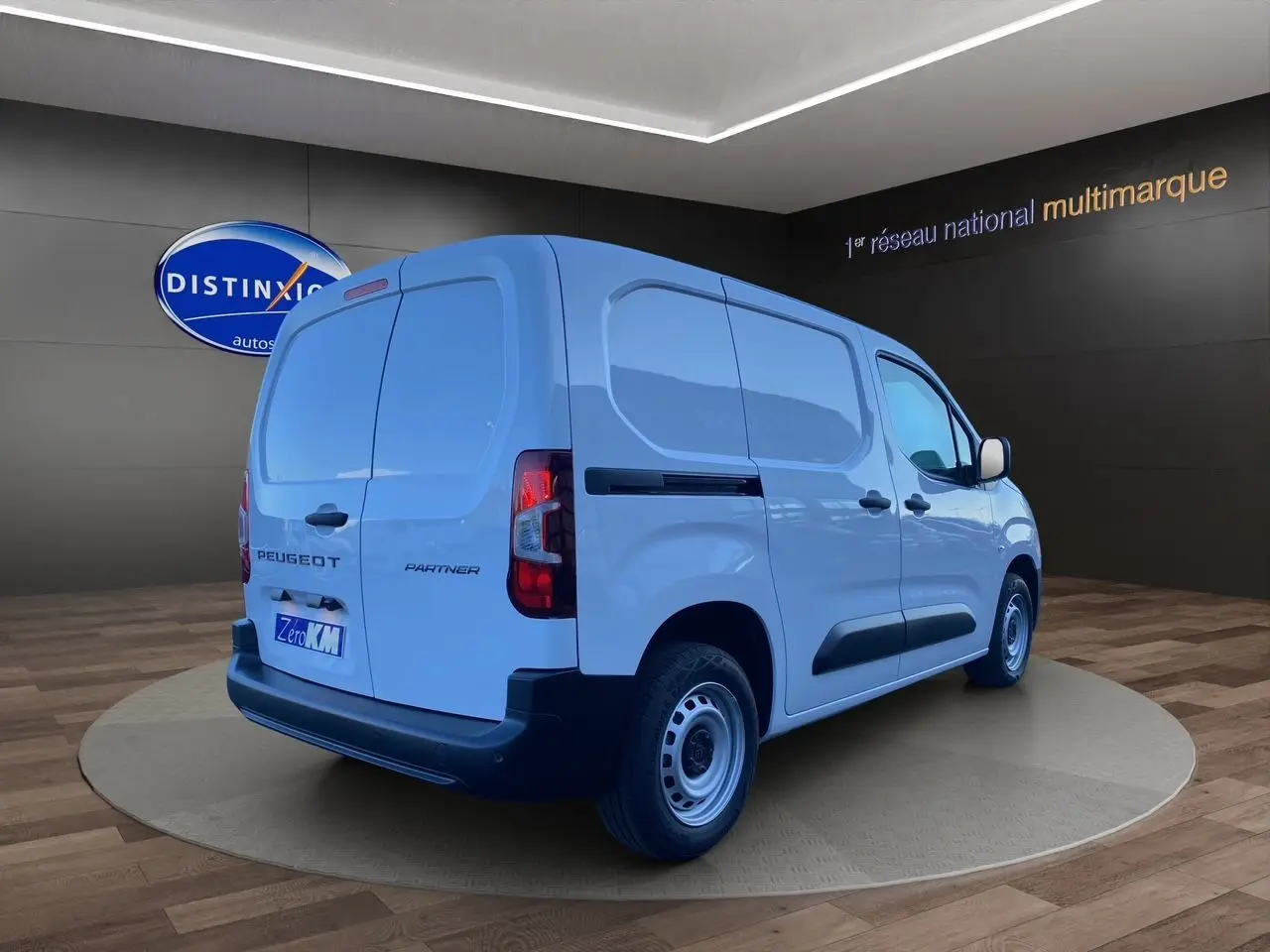 Vue 3/4 arrière droite d'un utilitaire Peugeot Partner blanc avec portes arrière battantes et jantes acier simples.