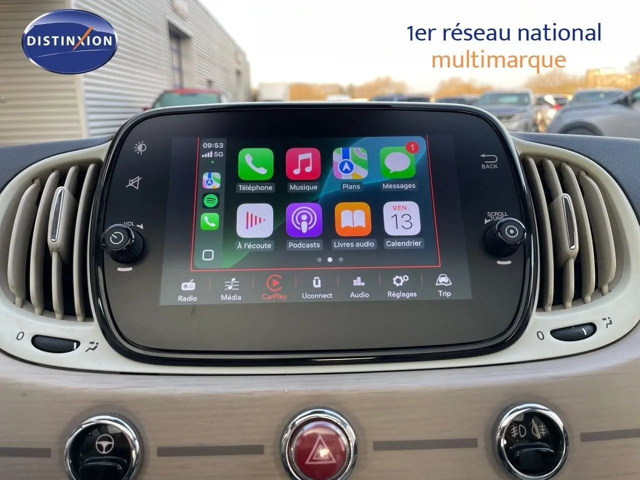 Écran tactile central de la FIAT 500 blanche 2022 affichant Apple CarPlay, vue intérieure du tableau de bord.