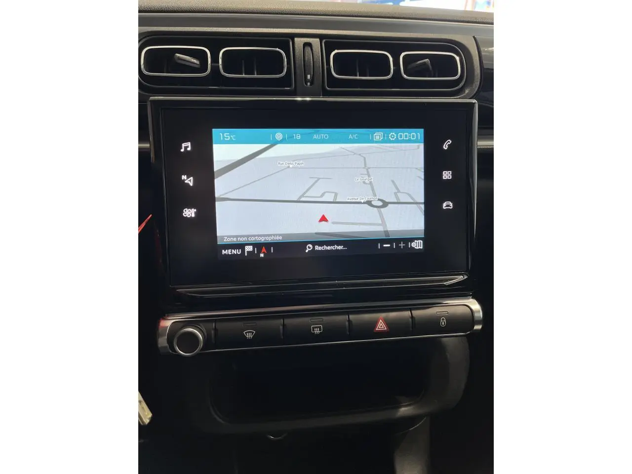 Tablette tactile 7 pouces avec navigation affichée sur le tableau de bord noir brillant d'une Citroën C3 2024.