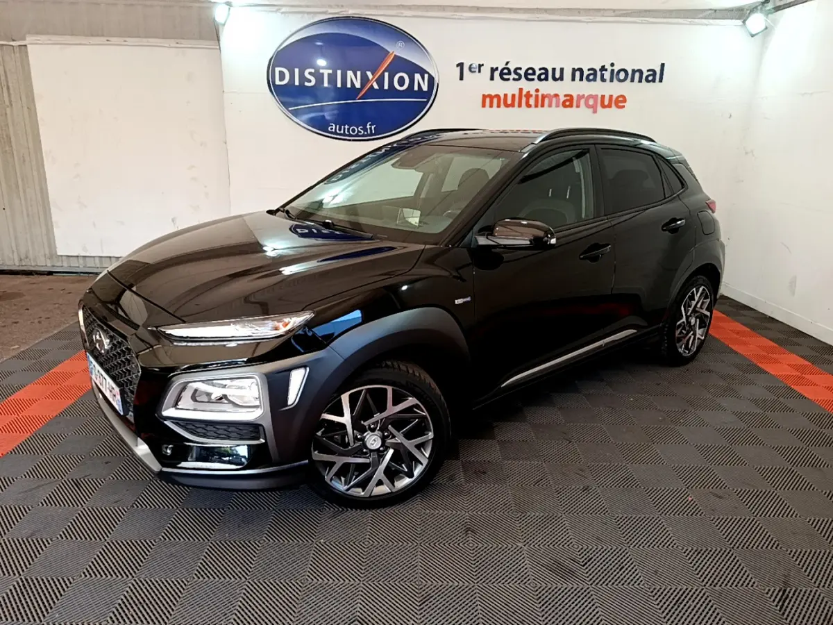Hyundai Kona noir en 3/4 avant droit dans un showroom avec logo Distinxion en arrière-plan.