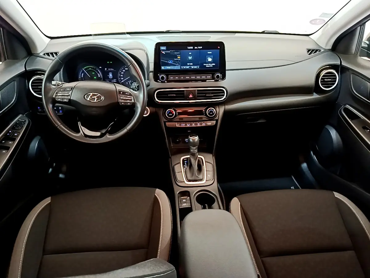 Intérieur du Hyundai Kona 2020, vue frontale du tableau de bord avec écran tactile central et volant multifonctions cuir.
