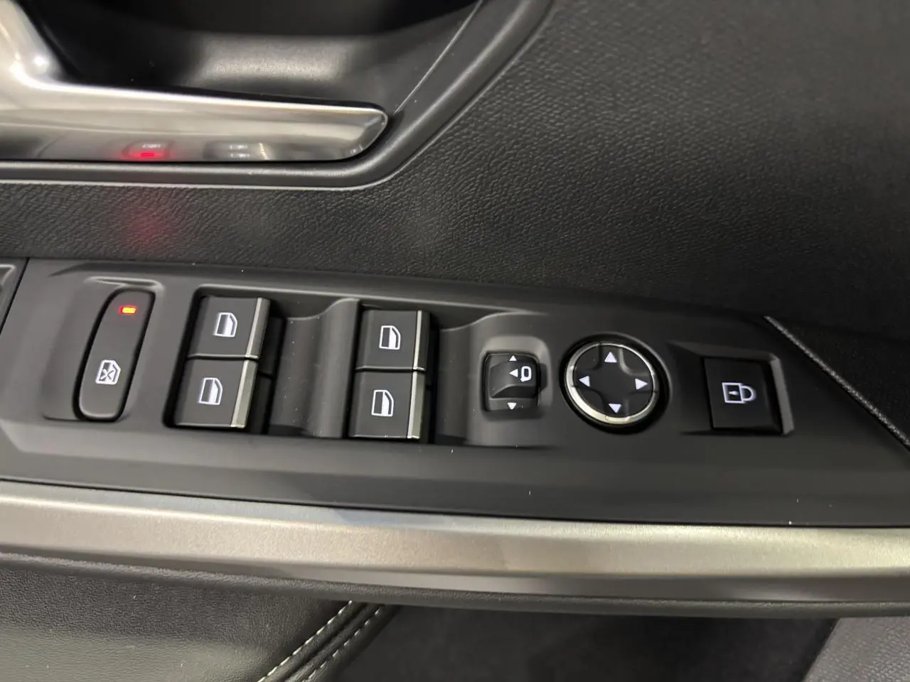 Détail des commandes de lève-vitres et réglage des rétroviseurs côté gauche intérieur du Peugeot 3008 gris Artense.