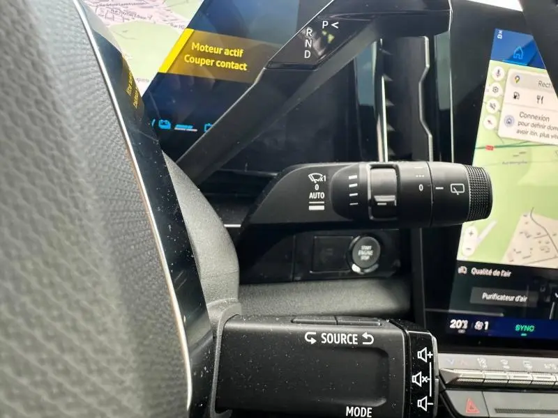 Gros plan sur la commande d’essuie-glace et écran digital du tableau de bord du Renault Austral Rouge Flamme 2025.