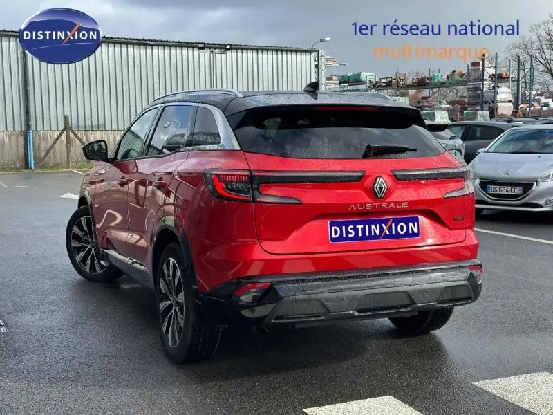 Vue 3/4 arrière droite du Renault Austral Rouge Flamme 2025 avec feux arrière LED et toit noir contrasté.