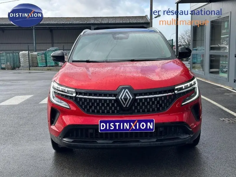 Vue frontale d'un Renault Austral 2025 Rouge Flamme avec calandre noire et éclairage LED distinctif.