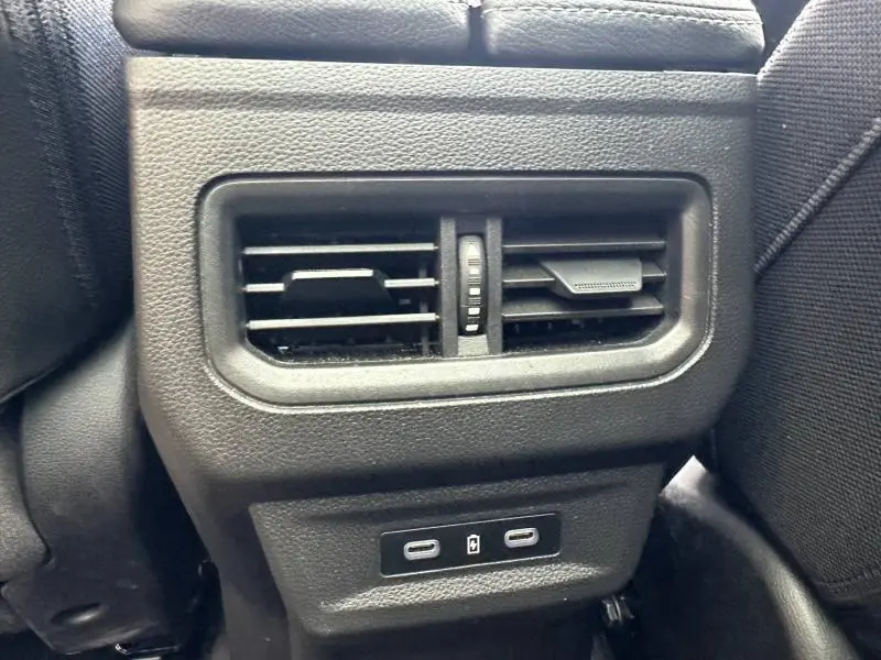 Détail de la ventilation arrière et des ports USB-C du Renault Austral 2025, version hybride Rouge Flamme.