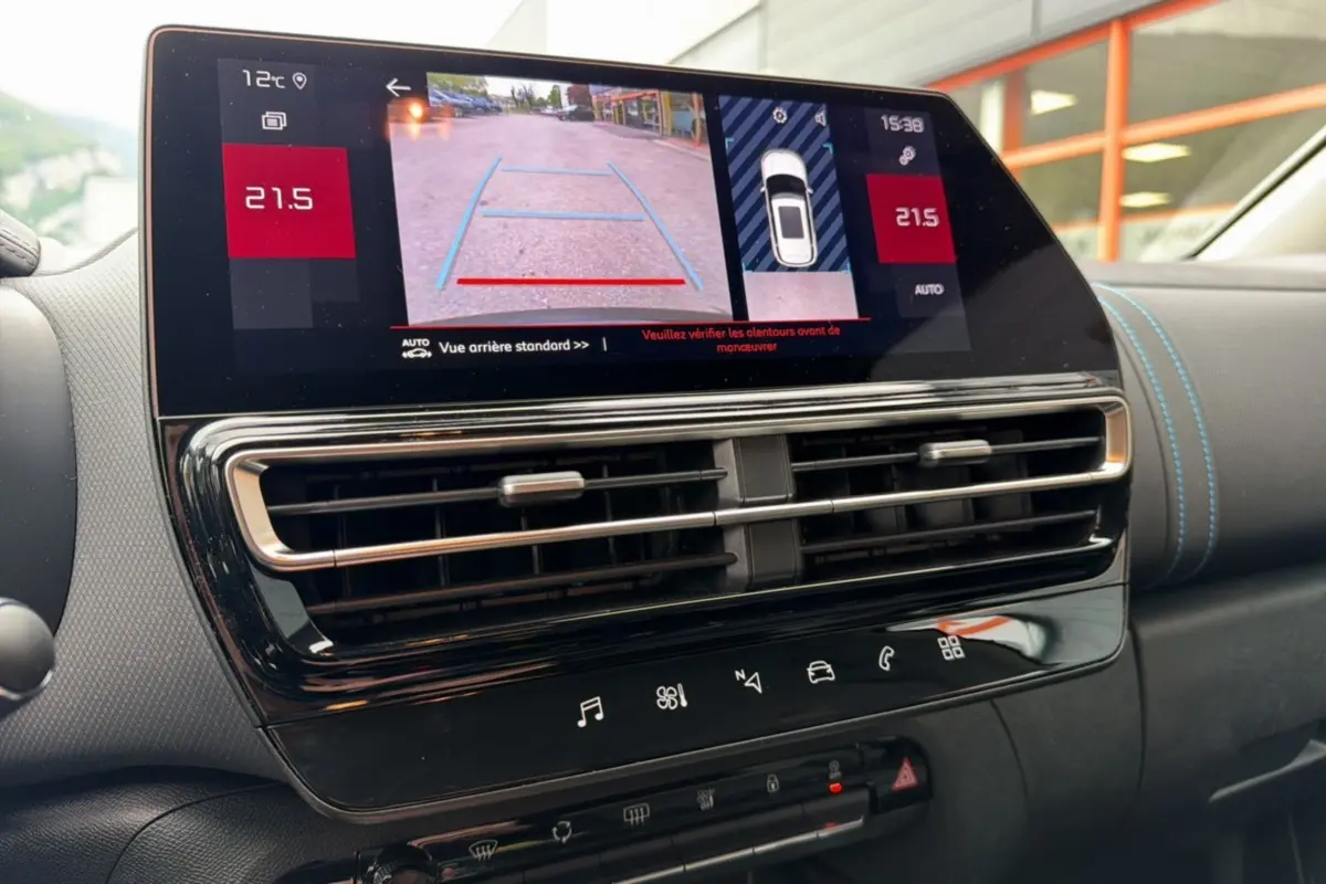 Gros plan sur l’écran tactile et la console centrale du Citroën C5 Aircross noir, affichant la caméra de recul et la climatisation.