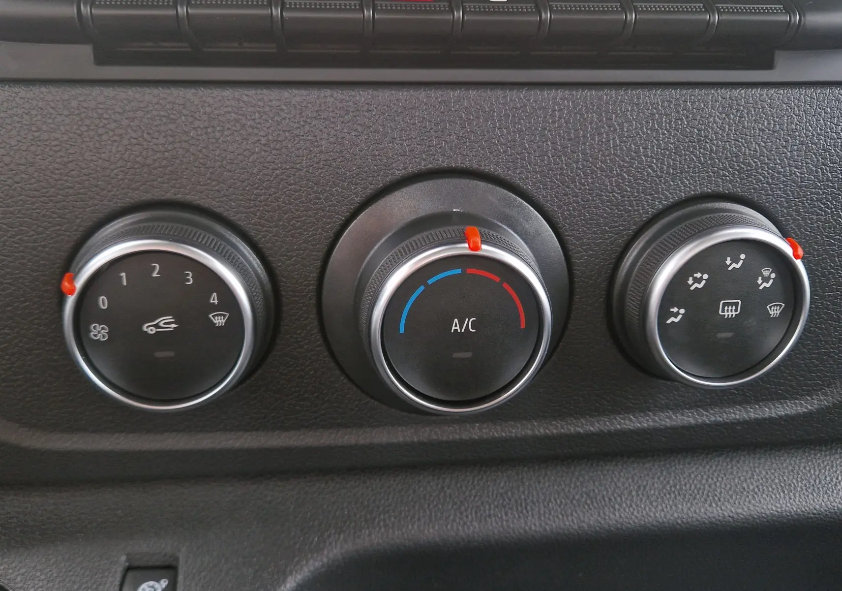 Gros plan sur les commandes de climatisation du tableau de bord du Renault Master Châssis Cabine blanc, version 2024.