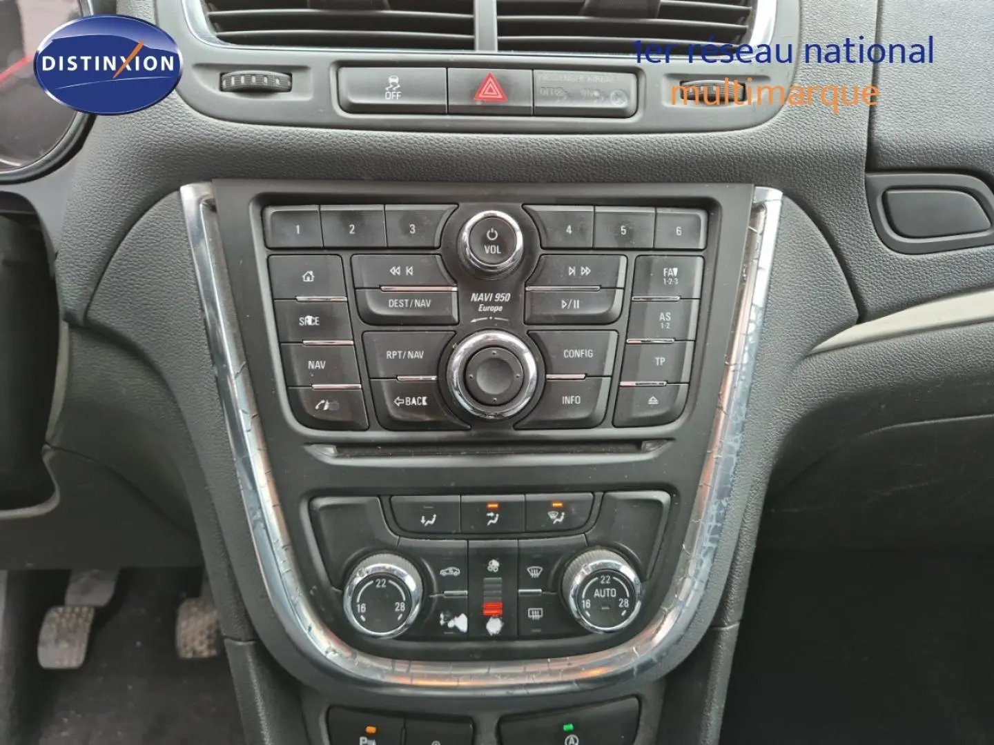 Vue rapprochée de la console centrale de l’Opel Mokka 2015, avec commandes audio et climatisation bi-zone.