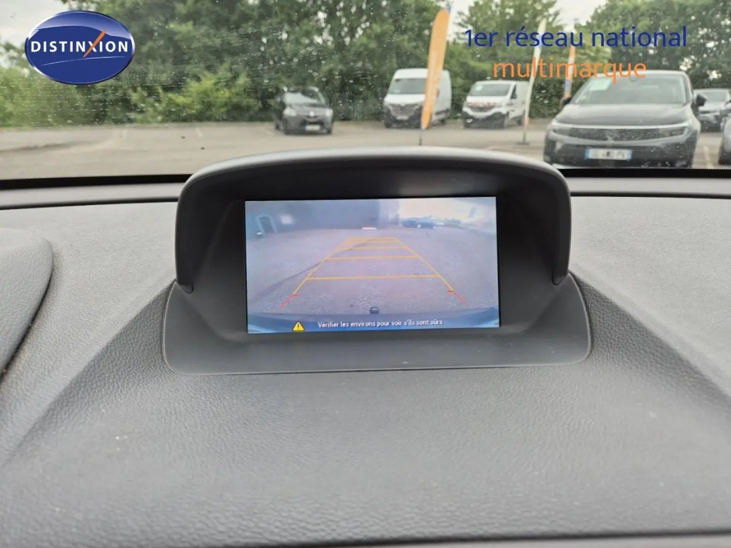 Écran de caméra de recul dans un Opel Mokka bleu outremer, vue intérieure du tableau de bord.