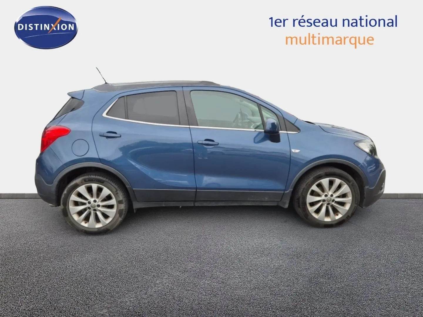 Vue de profil côté gauche d'un Opel Mokka bleu outremer avec jantes alliage et vitres teintées.
