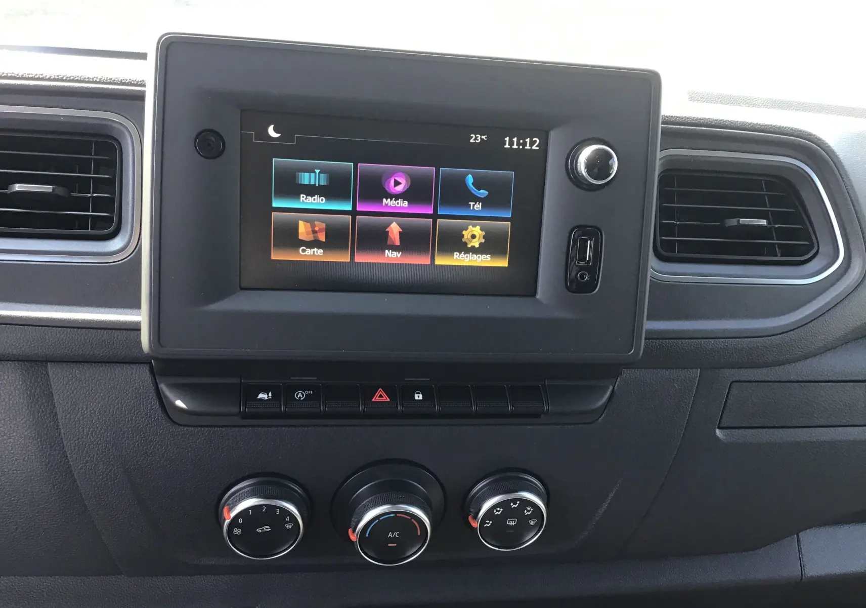 Tableau de bord du Renault Master 2024 gris étoile, vue frontale centrée sur l'écran tactile et commandes climatiques.