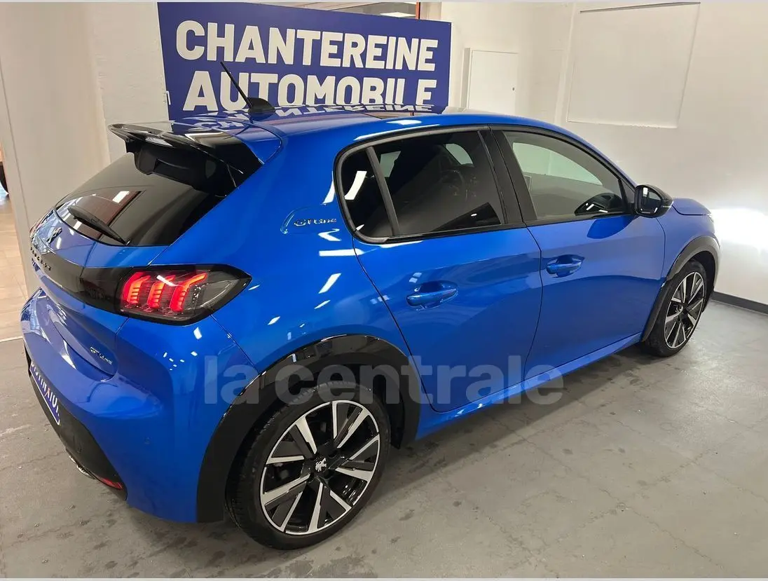 Vue 3/4 arrière droite d'une Peugeot 208 GT Line 2020 bleu vif avec jantes alliage et feux arrière LED distinctifs.