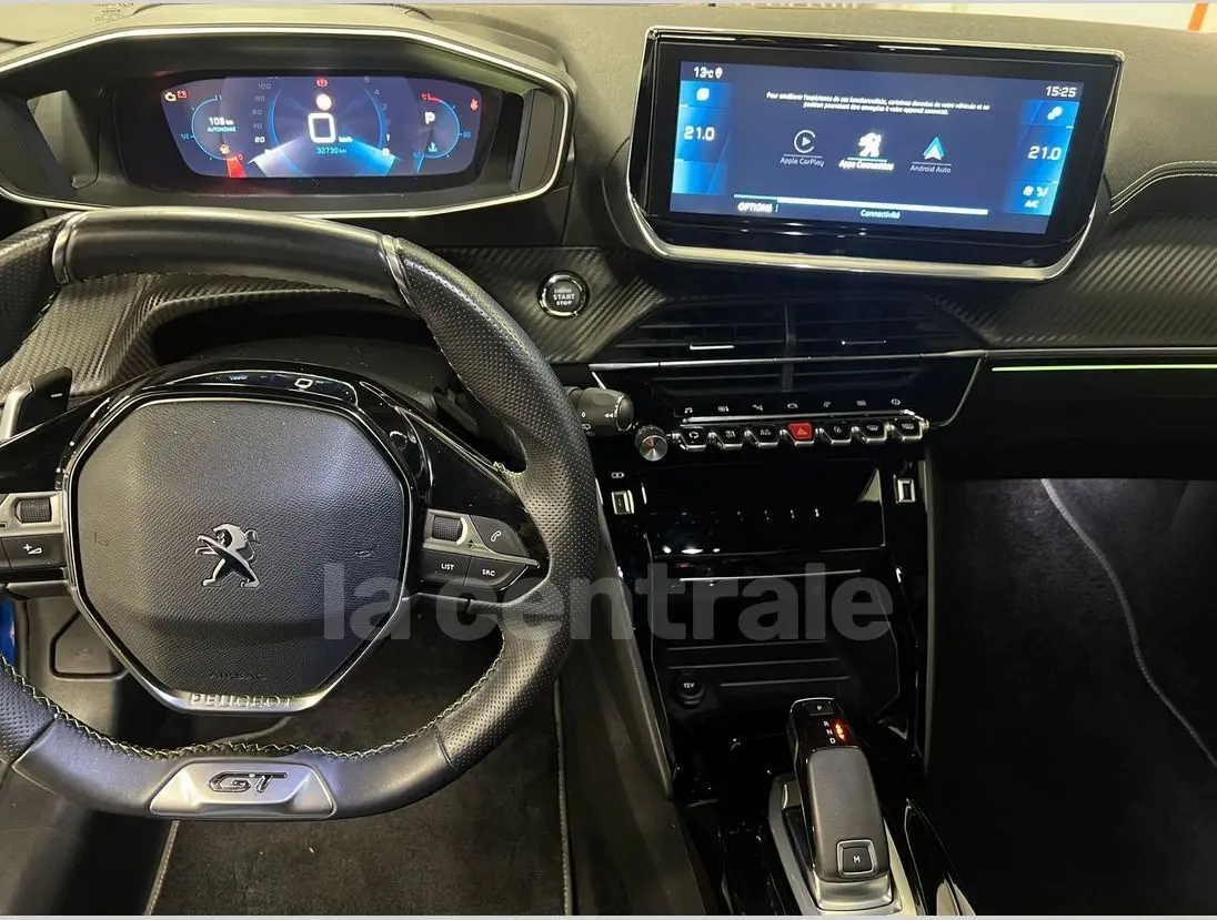 Vue intérieure du poste de conduite de la Peugeot 208 GT Line 2020, avec volant compact et écran tactile central.