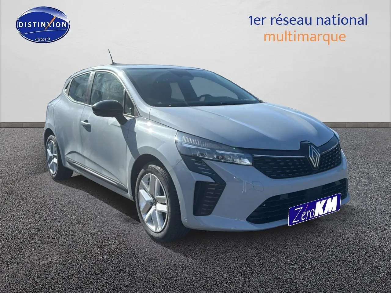 Renault Clio 2025 gris Rafale vue 3/4 avant avec projecteurs LED et calandre noire distinctive.