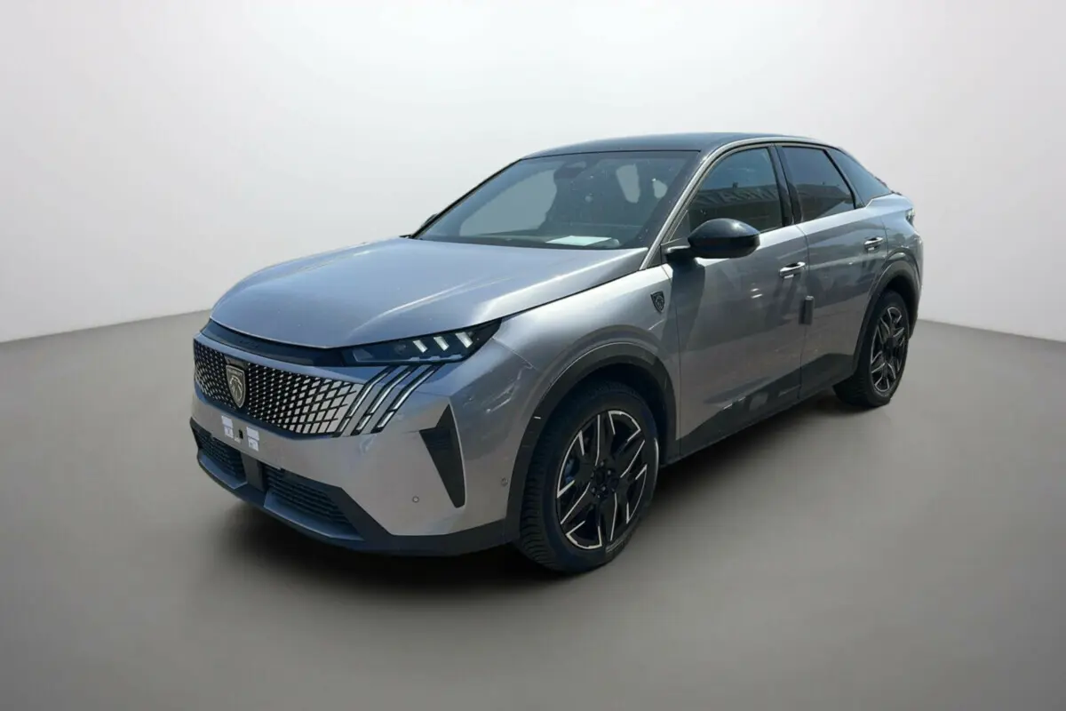 Peugeot 3008 Hybrid gris artense avec toit noir, vue 3/4 avant côté gauche, jantes noires distinctives.