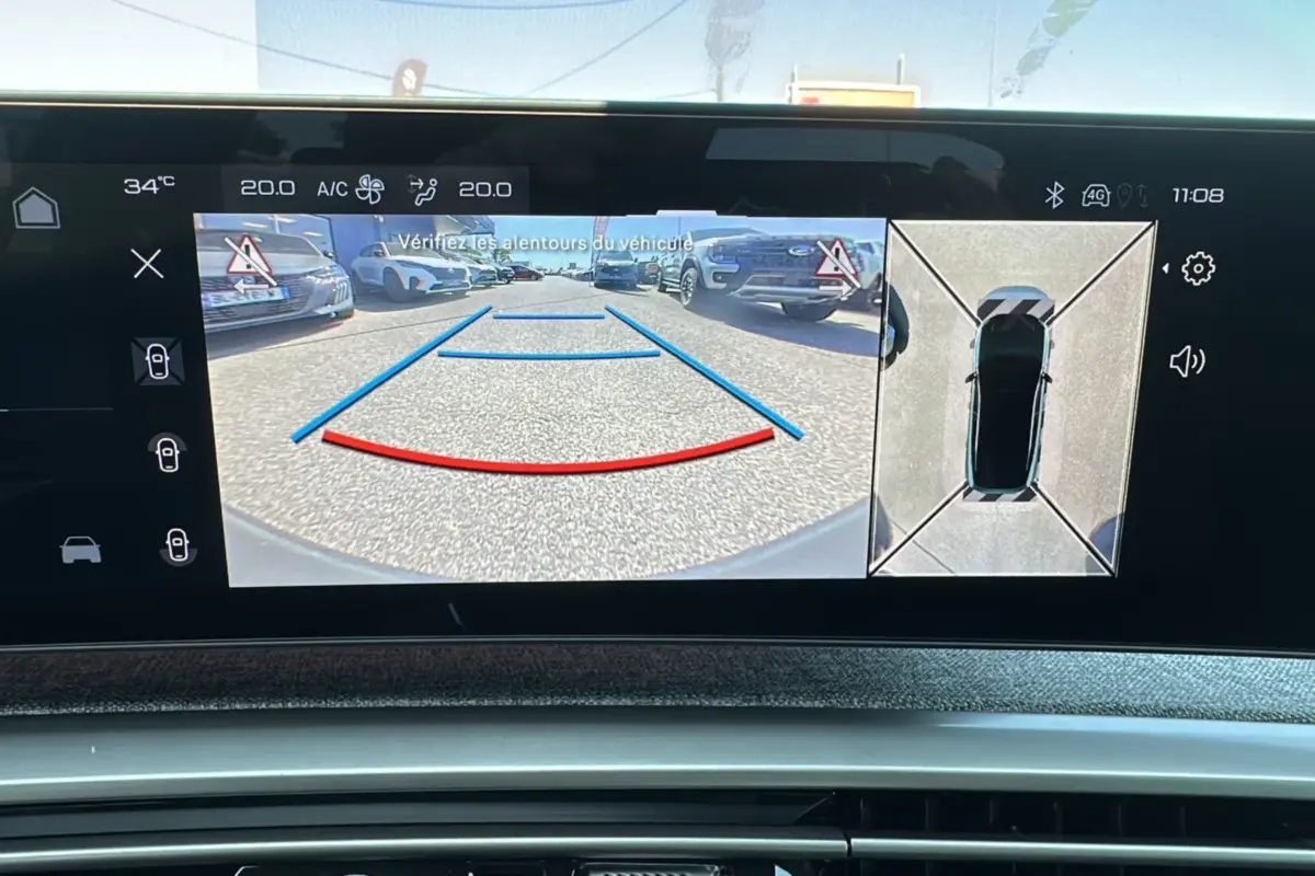 Écran intérieur du Peugeot 3008 hybride 2025 montrant la caméra de recul et la vue 360° en stationnement.