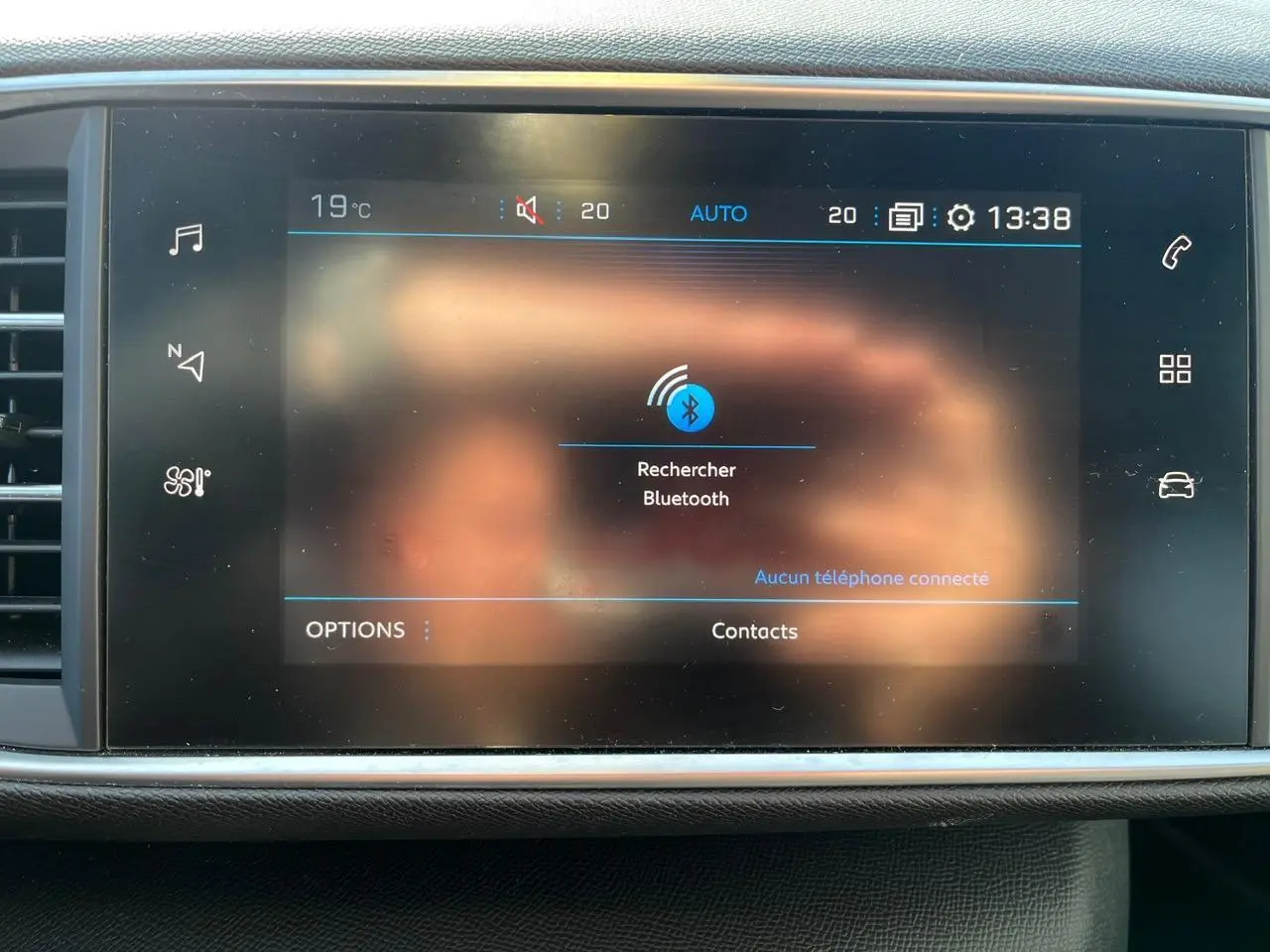 Écran tactile 9,7'' du Peugeot 308 SW GT Line 2019 affichant la recherche Bluetooth et la température intérieure.