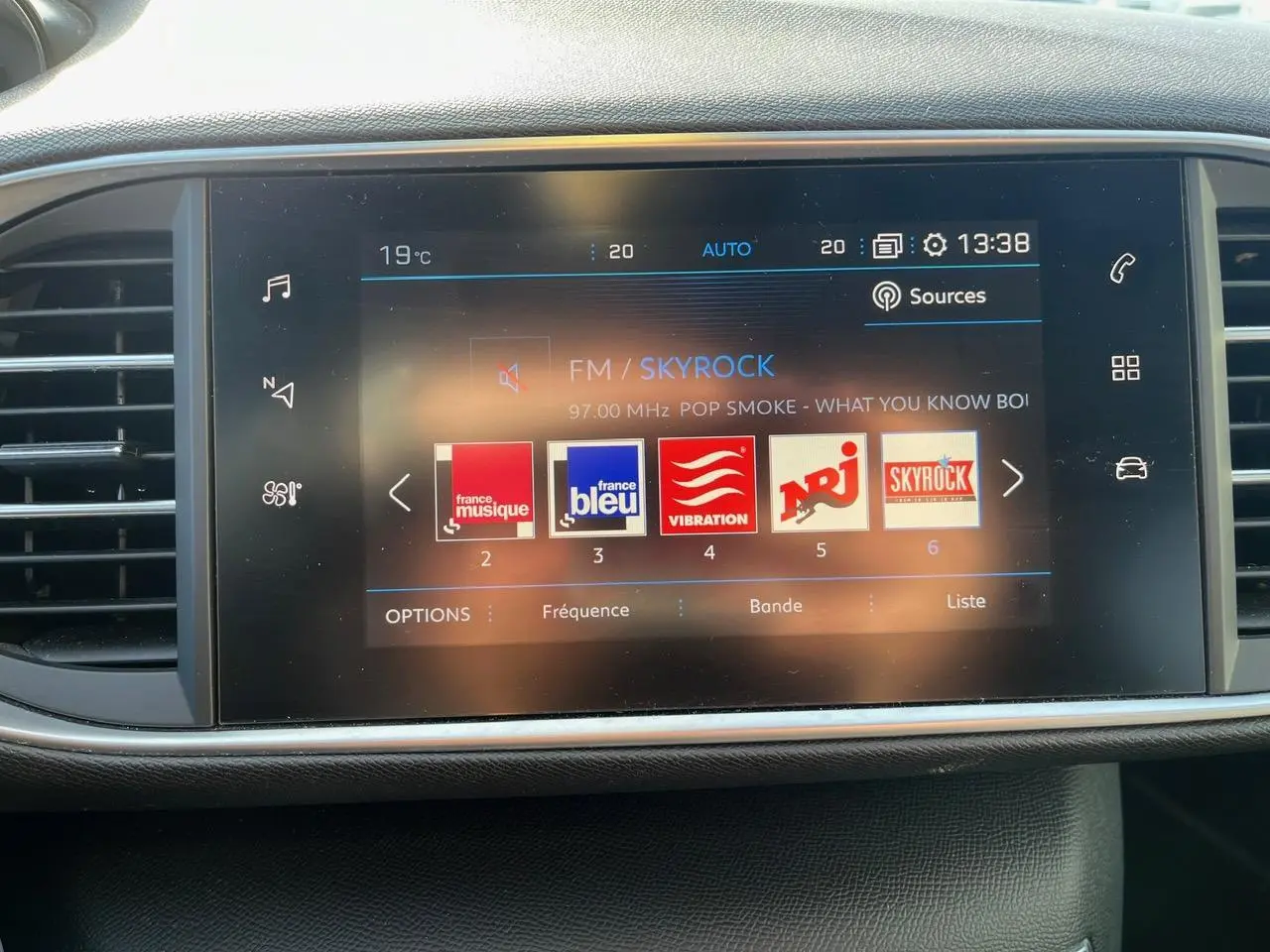 Écran tactile central de la Peugeot 308 SW GT Line 2019 affichant les stations radio FM avec interface moderne.