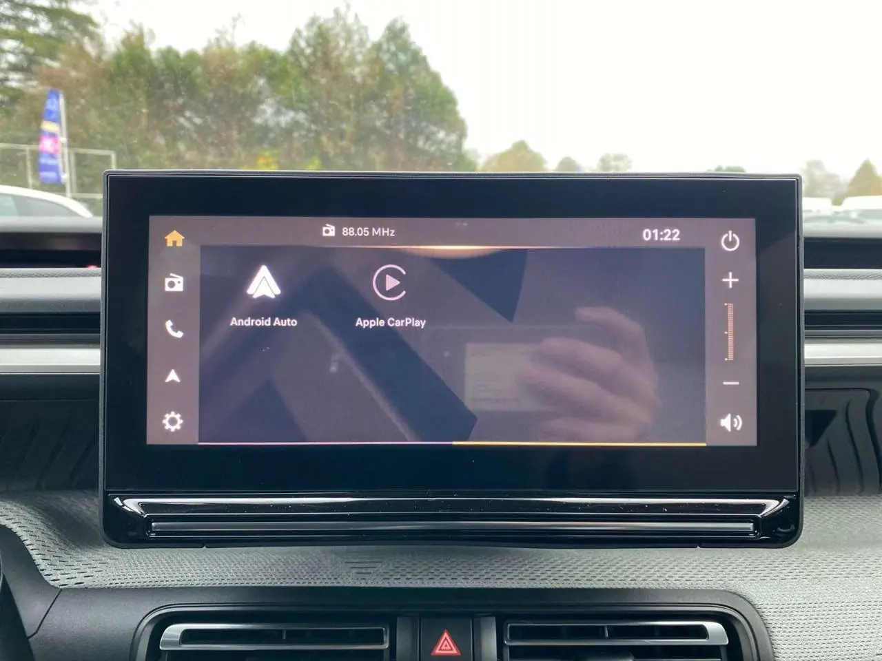 Écran tactile central affichant Apple CarPlay et Android Auto dans le tableau de bord d'une Citroën C3 Aircross 2025.