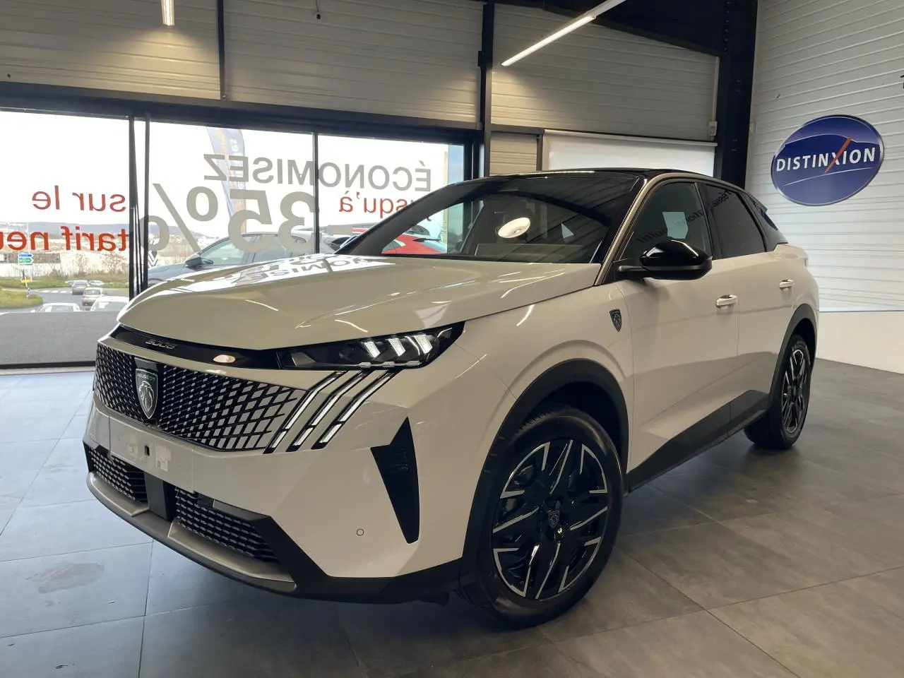 Peugeot 3008 Hybrid blanc okenite en 3/4 avant droit, avec calandre noire et jantes alliage 19 pouces.