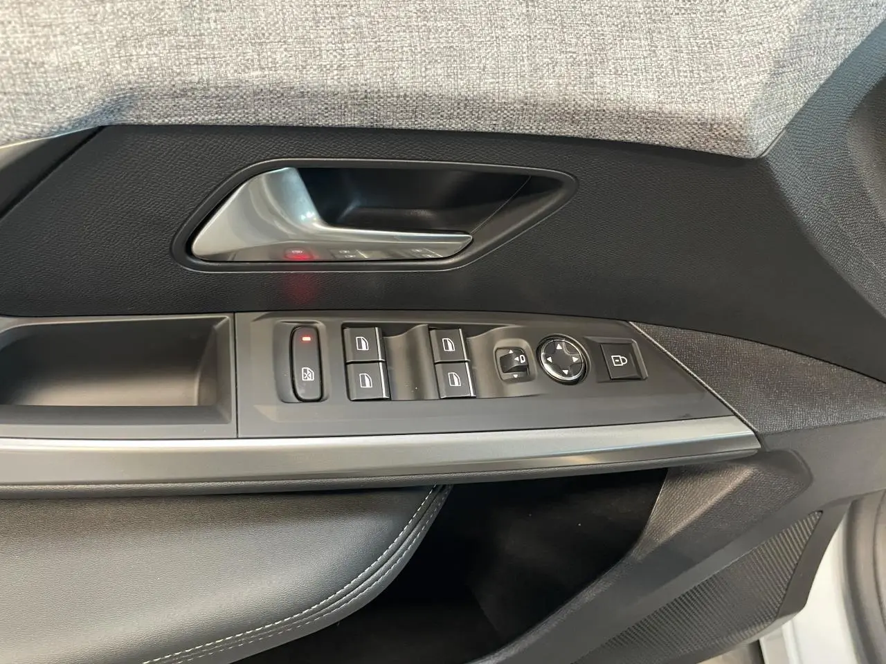 Gros plan sur la porte avant gauche du Peugeot 3008 blanc Okenite, montrant les commandes des vitres et rétroviseurs.