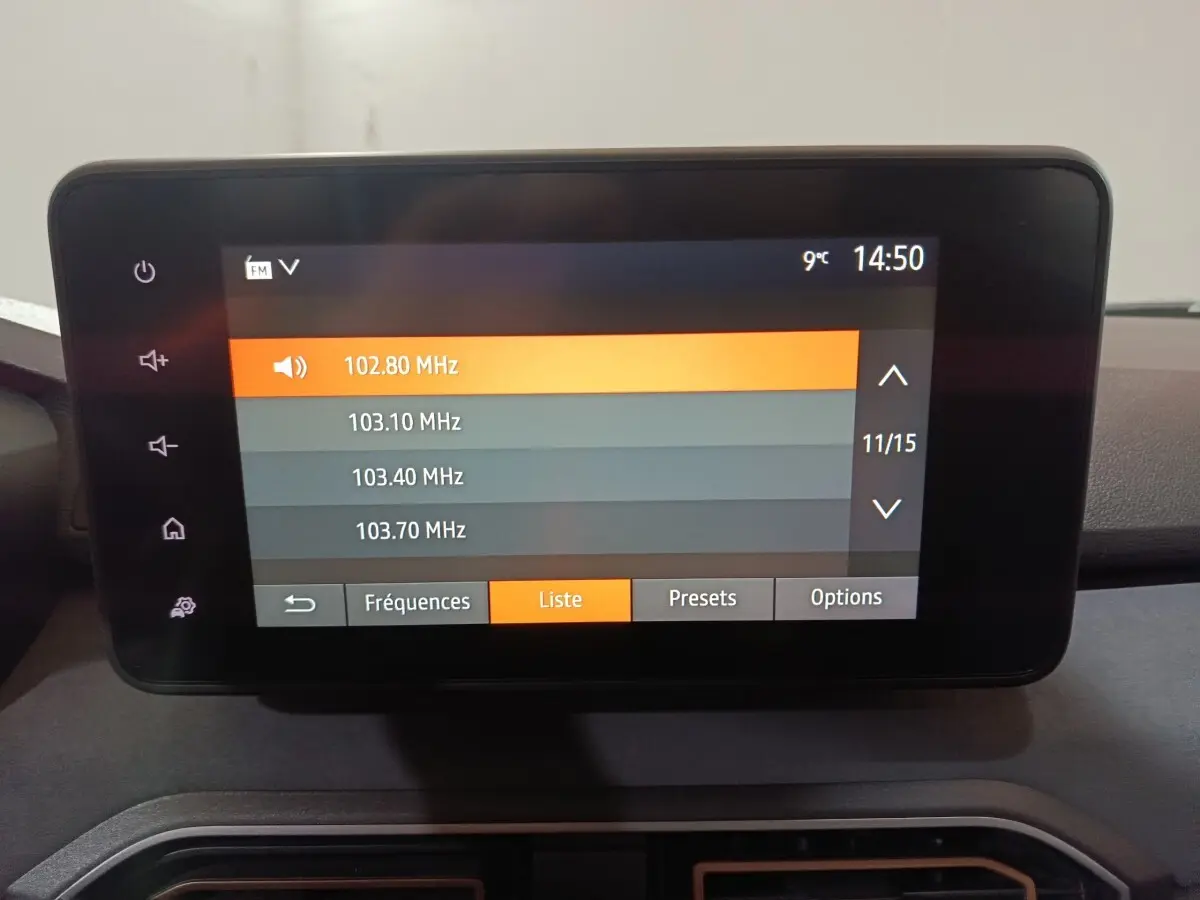 Écran tactile central de la Dacia Sandero Extreme+ 2024 affichant la liste des fréquences radio en intérieur.