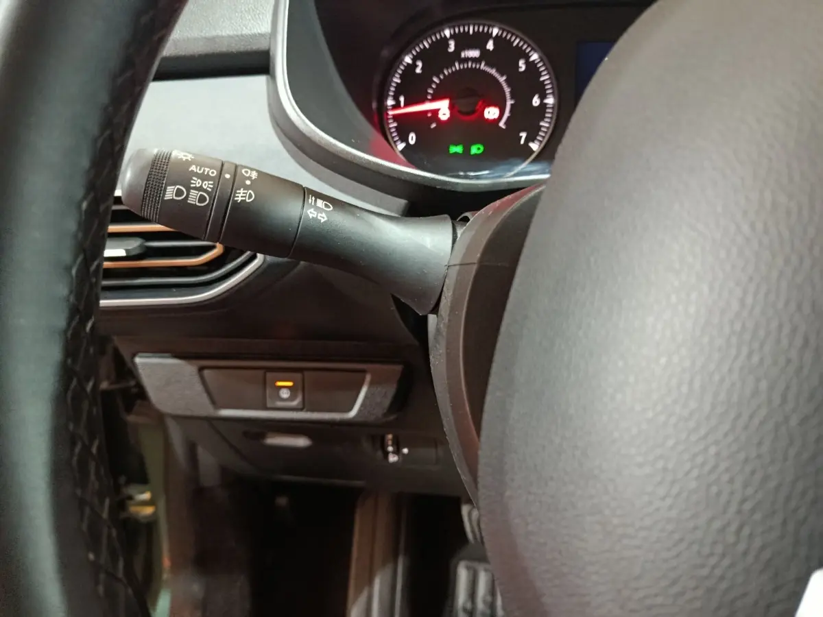 Gros plan sur le commodo gauche et le tableau de bord du Dacia Sandero Extreme+ TCe 110 2024, intérieur noir.