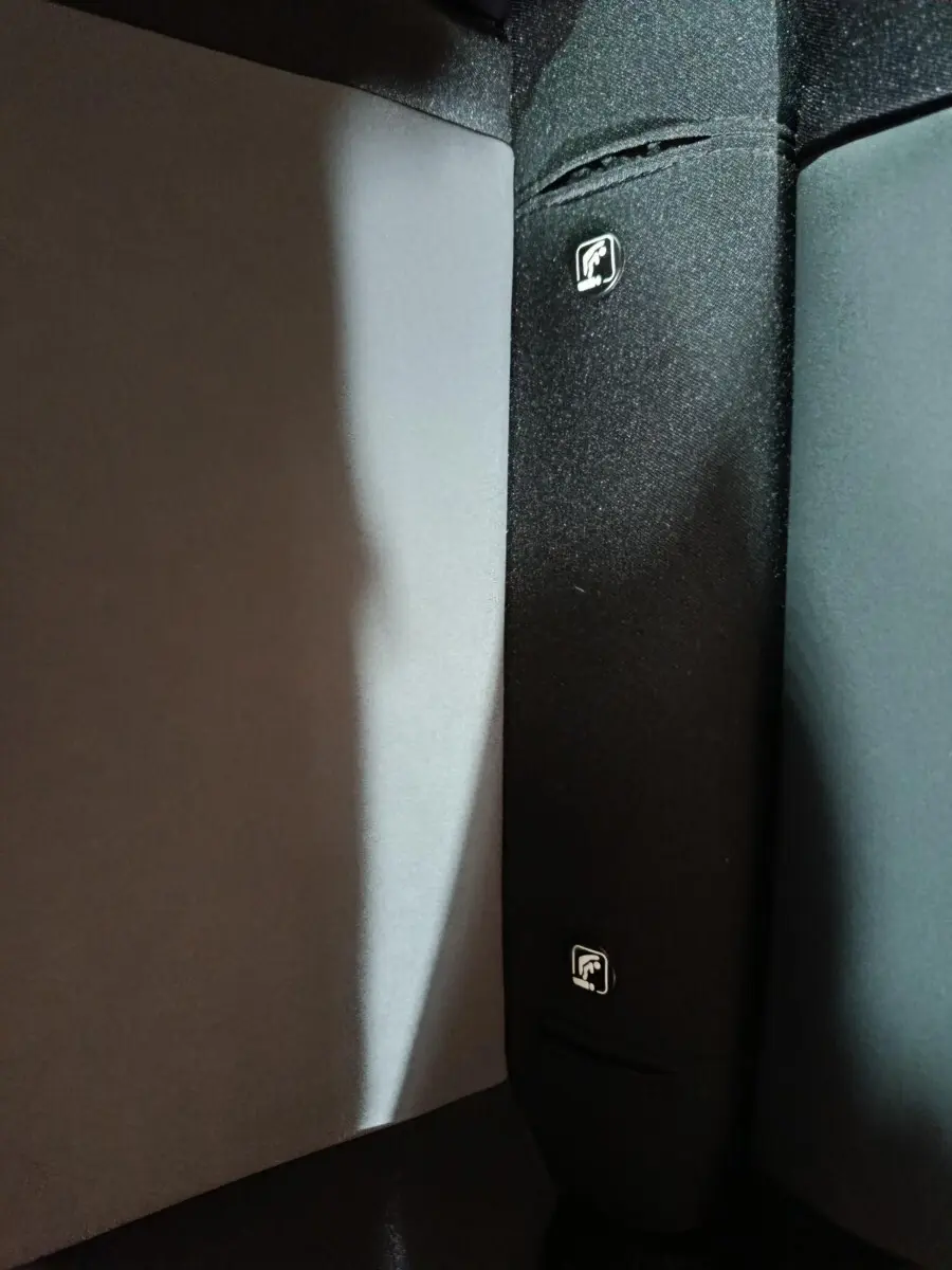 Détail des fixations Isofix sur la banquette arrière du Dacia Sandero Extreme+ TCe 110 2024, intérieur noir et gris.