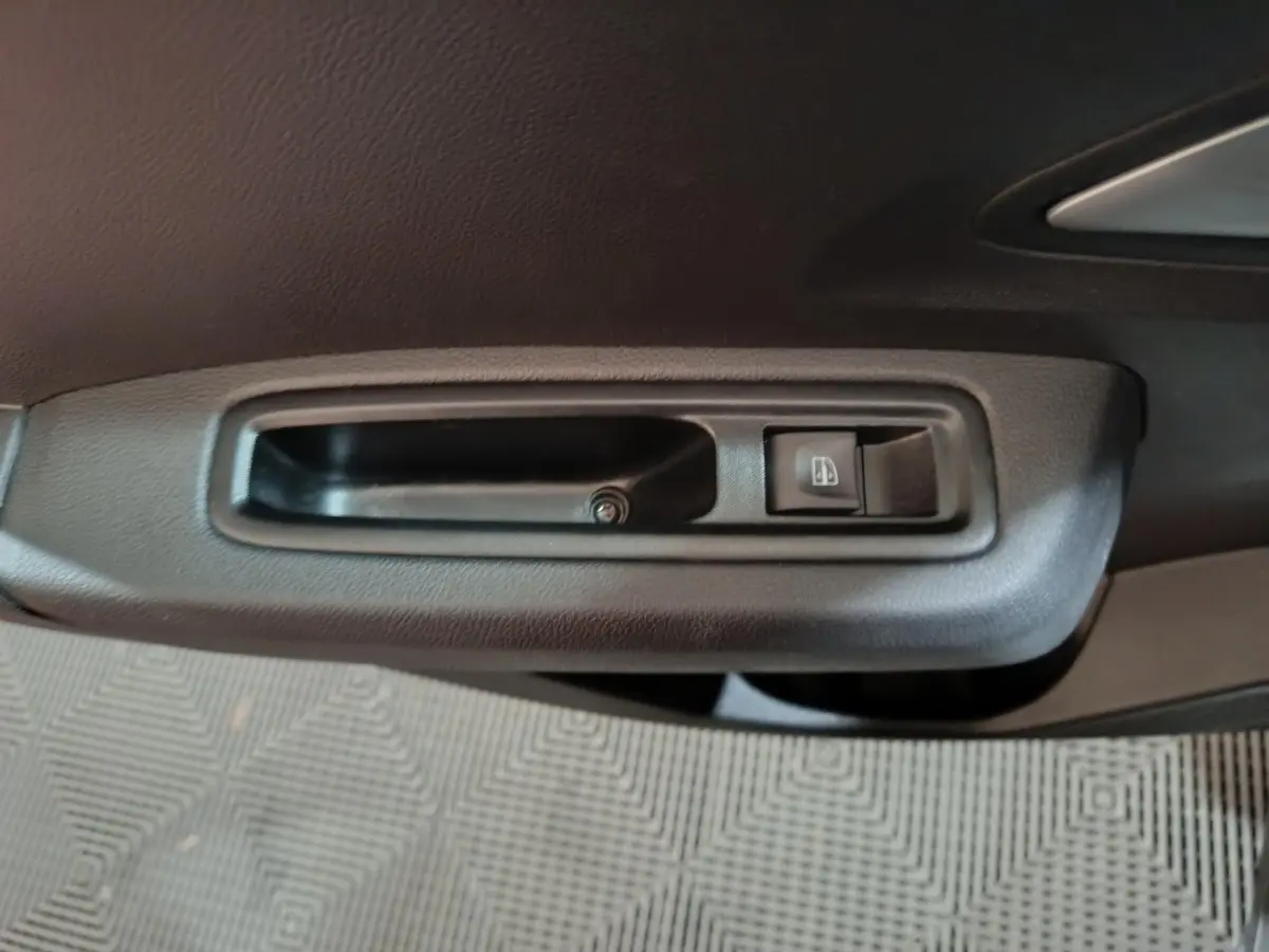 Gros plan sur la poignée intérieure de porte côté conducteur de la Dacia Sandero Extreme+ TCe 110 verte, 2024.